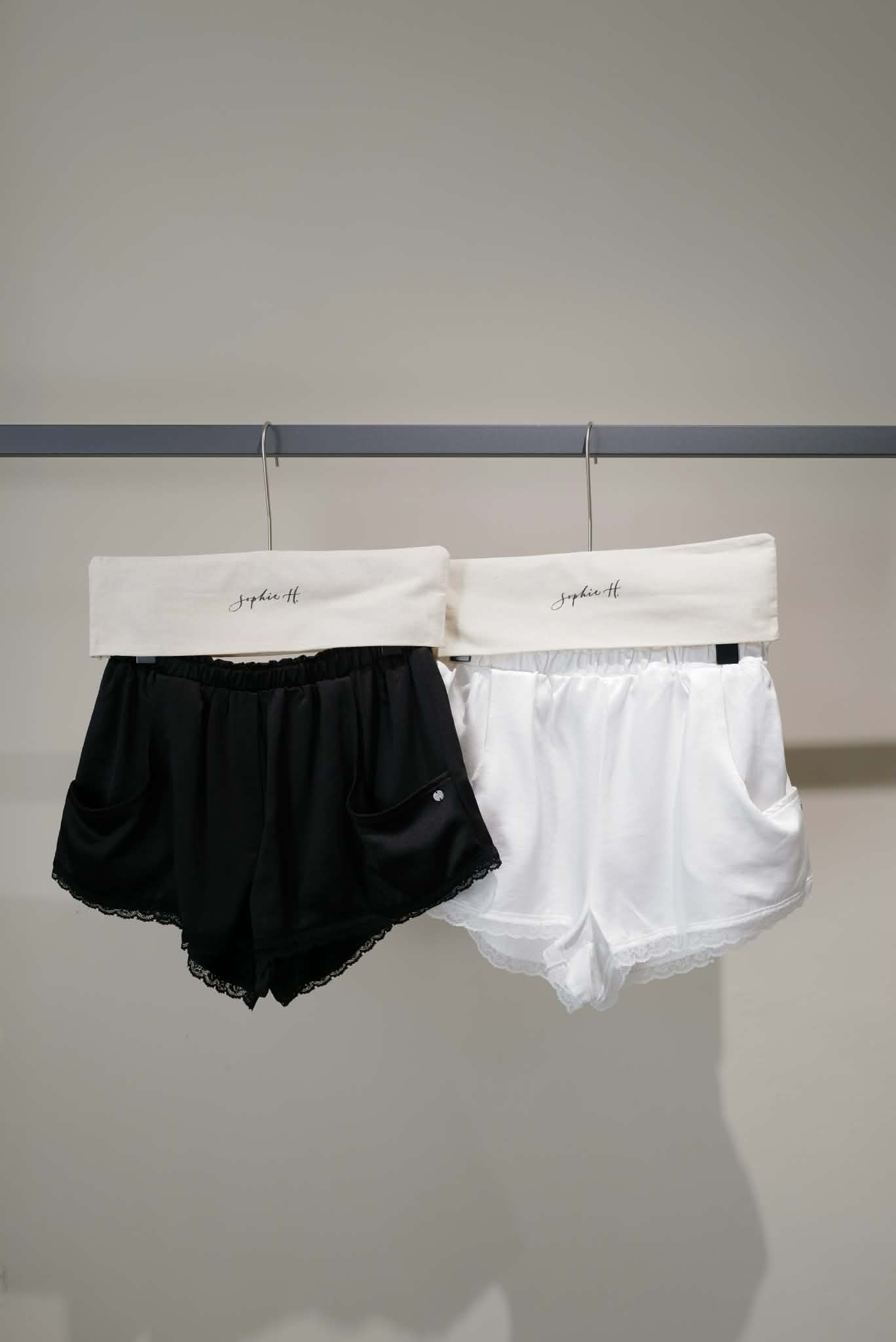 PA28 緞面蕾絲滾邊短褲