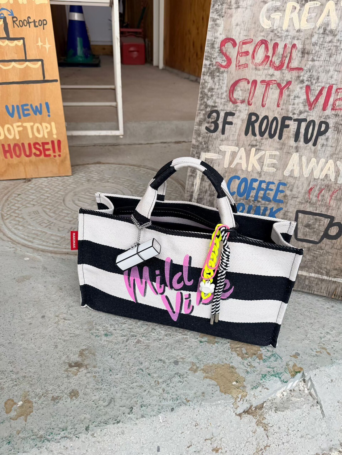 草寫英字黑白粗橫條手提帆布包((不含配件))