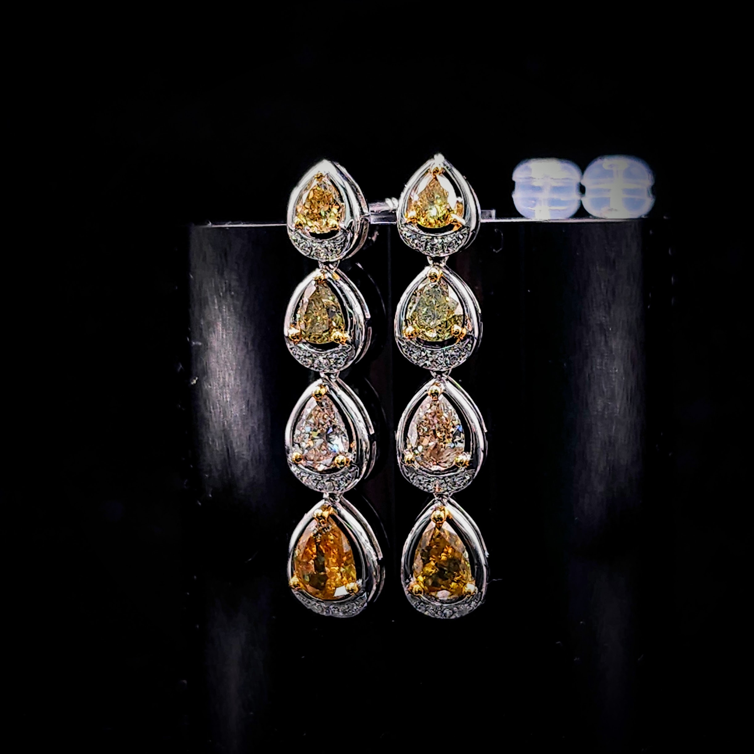 全新18K金2卡61份梨形彩鑽配小鑽共2卡73份鑽石耳環