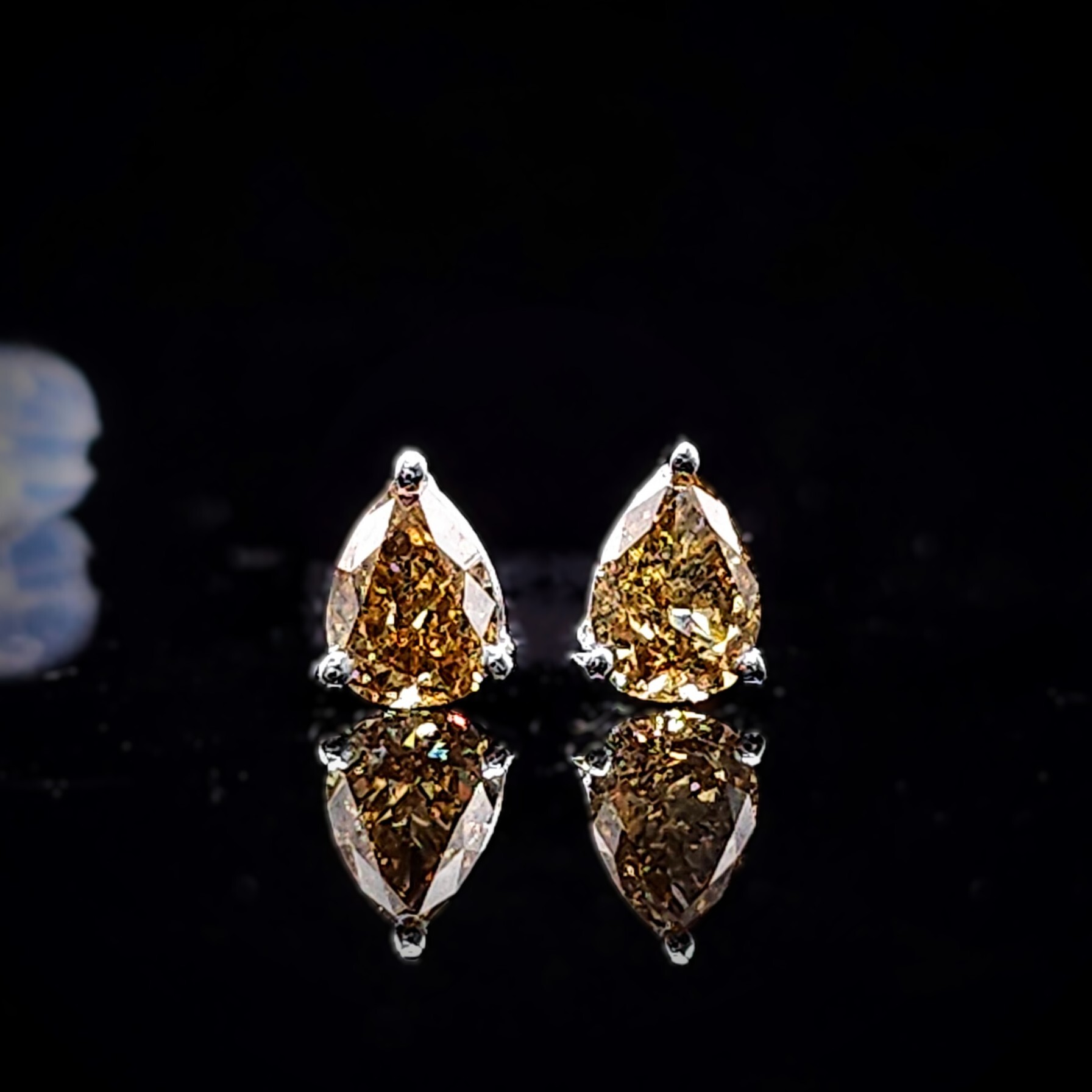 全新18K白金 【72份咖啡梨形鑽】耳環