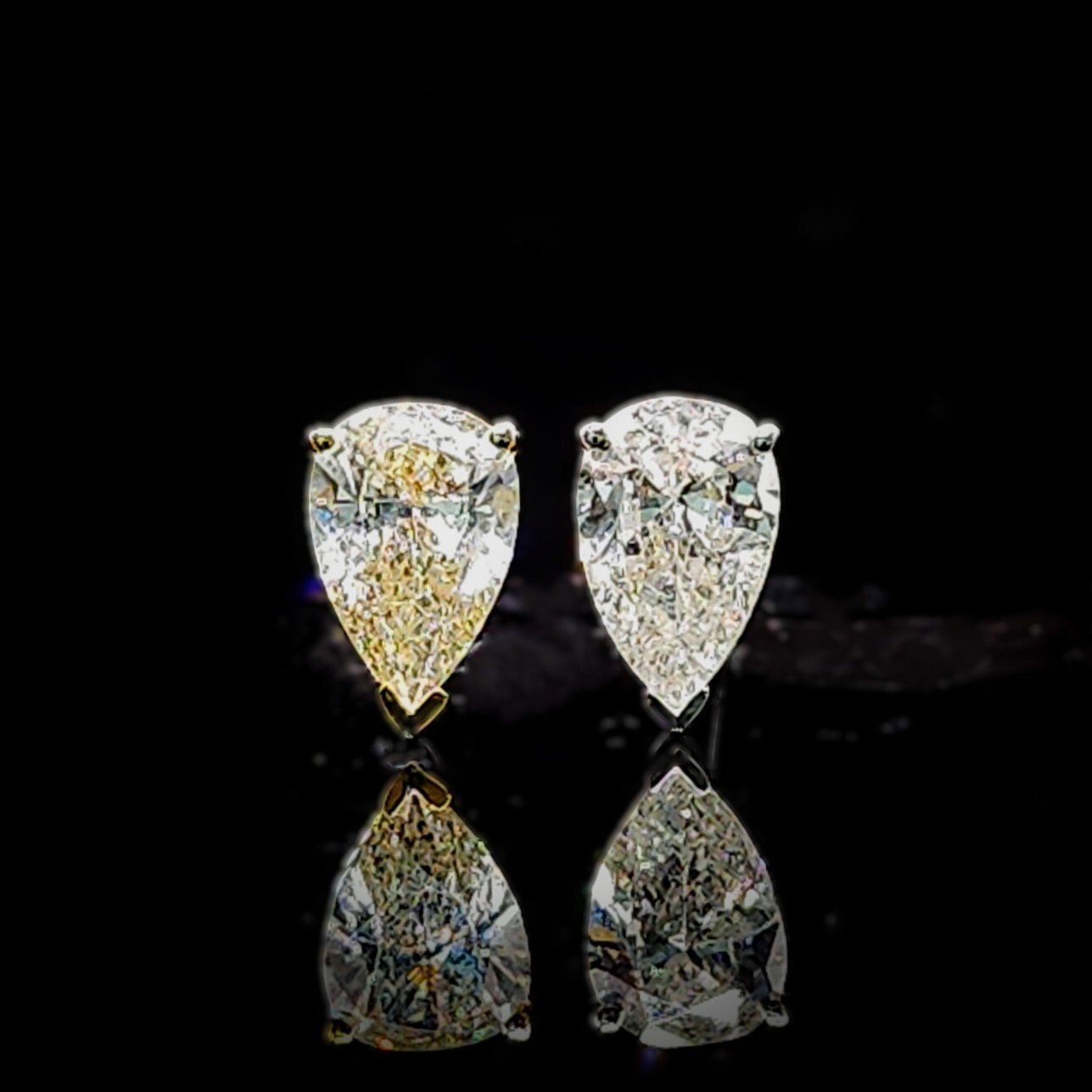 全新18K黃白雙色金【主石1卡4份梨形鑽石】耳環