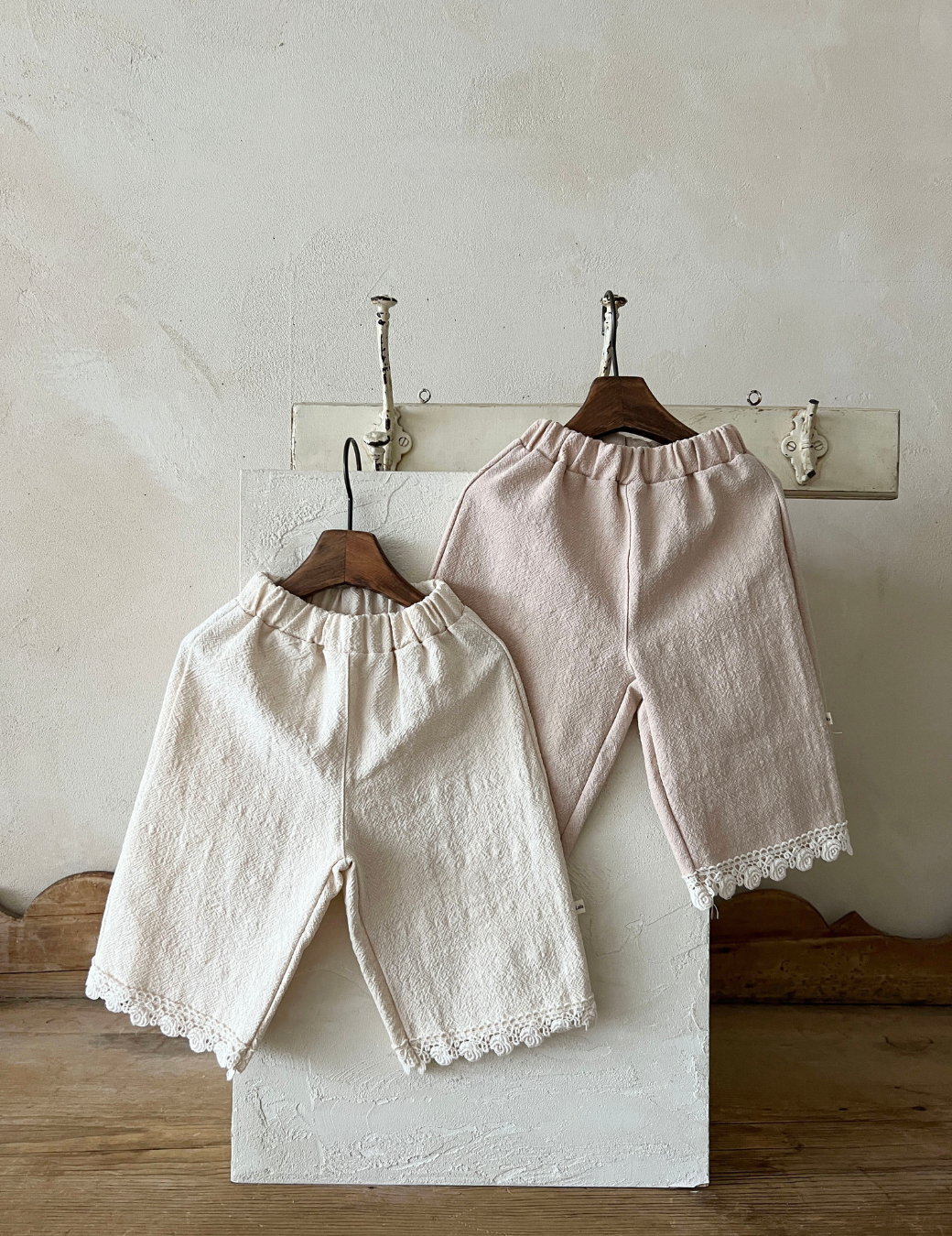 立體雕花蕾絲拼接長褲