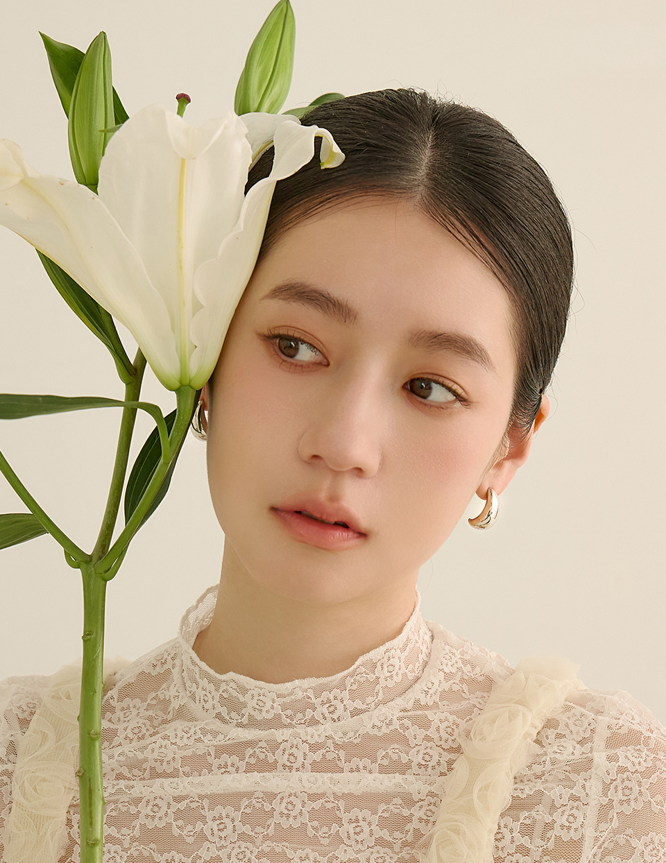 渾圓弧線。針式耳環