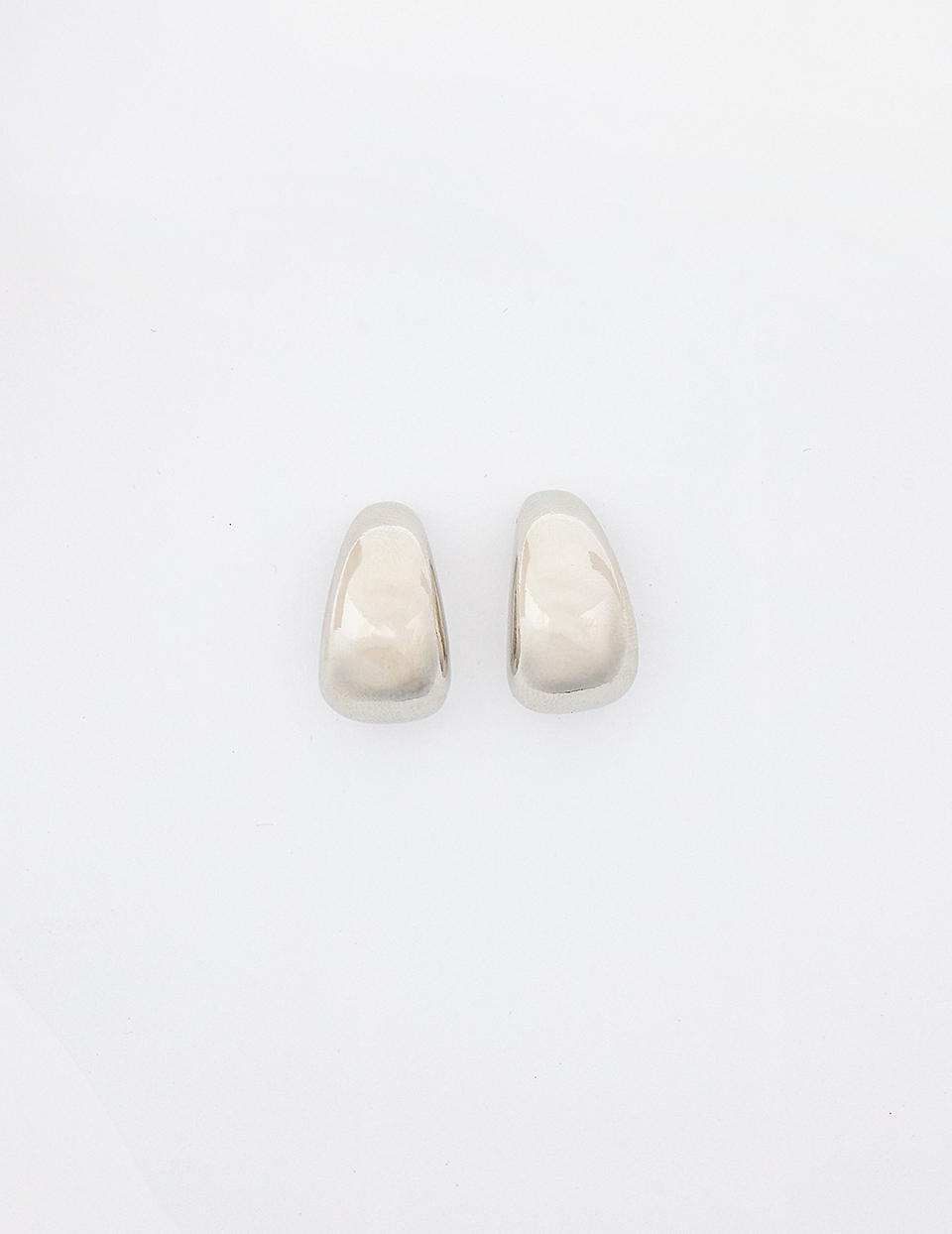 渾圓弧線。針式耳環