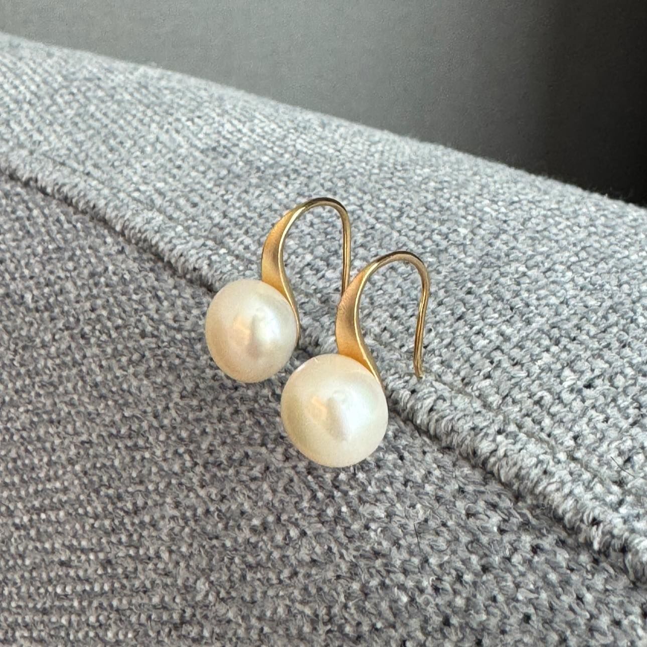 綢緞光澤淡水珍珠純銀高跟鞋耳針