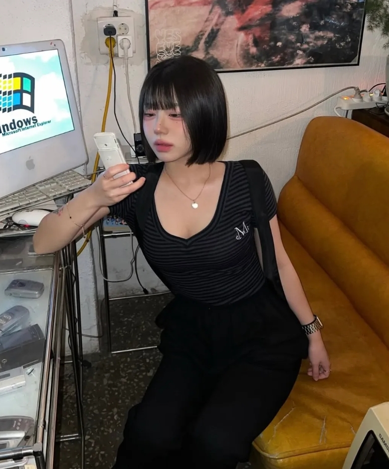 （現貨）韓牌 MUCENT EMMA 條紋 V領 修身 短T P00000XG