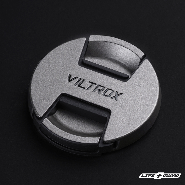 Viltrox AF 9mm F2.8 鏡頭蓋貼膜特寫，LIFE+GUARD，MATI設計風格