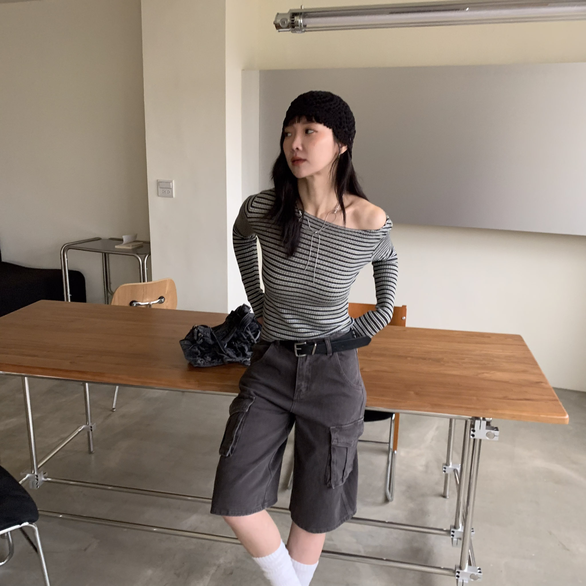 ISA_條紋千層 不費力慵懶粗針織斜肩上衣_63018