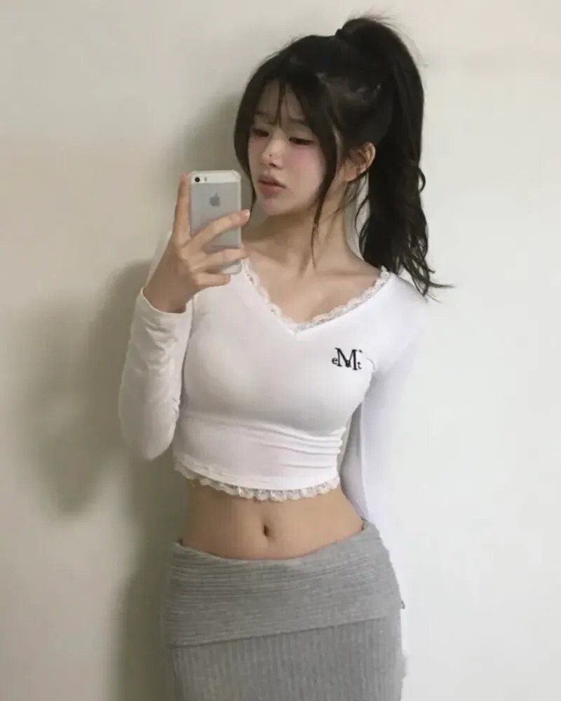 <滿千免運🛒> Mucent 蕾絲 純欲 小標 V領長袖 三色