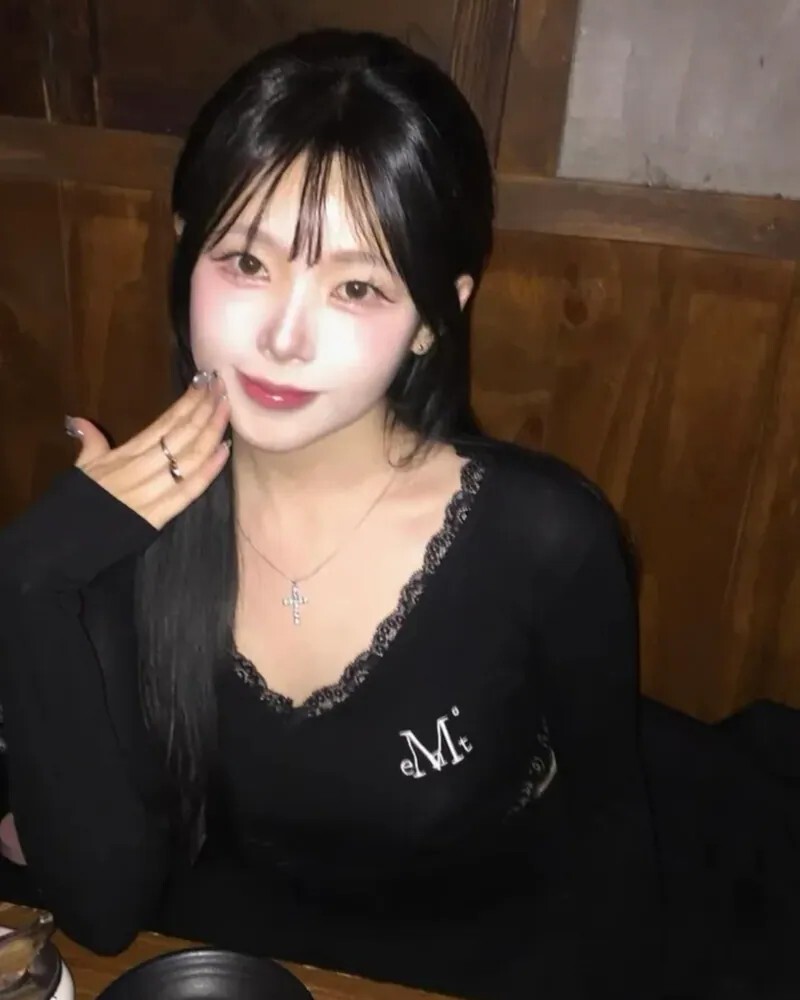 <滿千免運🛒> Mucent 蕾絲 純欲 小標 V領長袖 三色