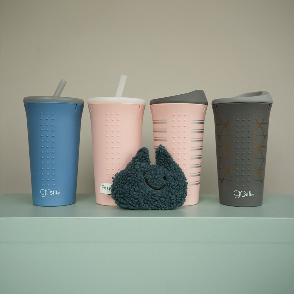 【禮盒組】Jesper 小卷卡荔貓吊飾包 x 美國GoSili TOGO矽膠隨行杯