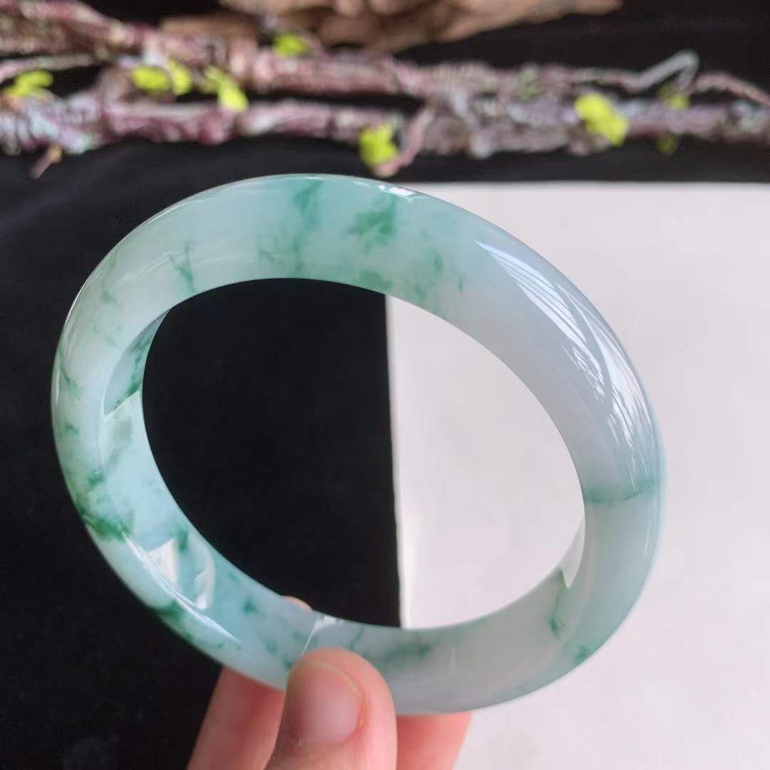 372662 61.9mm翡翠冰糯水潤飄綠花正圈手鐲 (60-62)