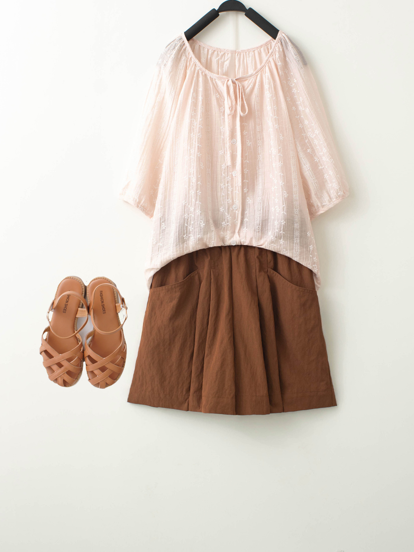 繡花領口綁帶上衣鬆緊腰紋理打褶短褲組合