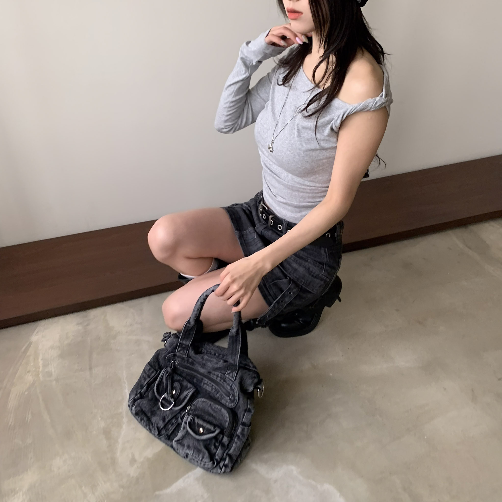 ISA_不對稱辣度! 單肩扭結設計感側抓皺上衣_63026