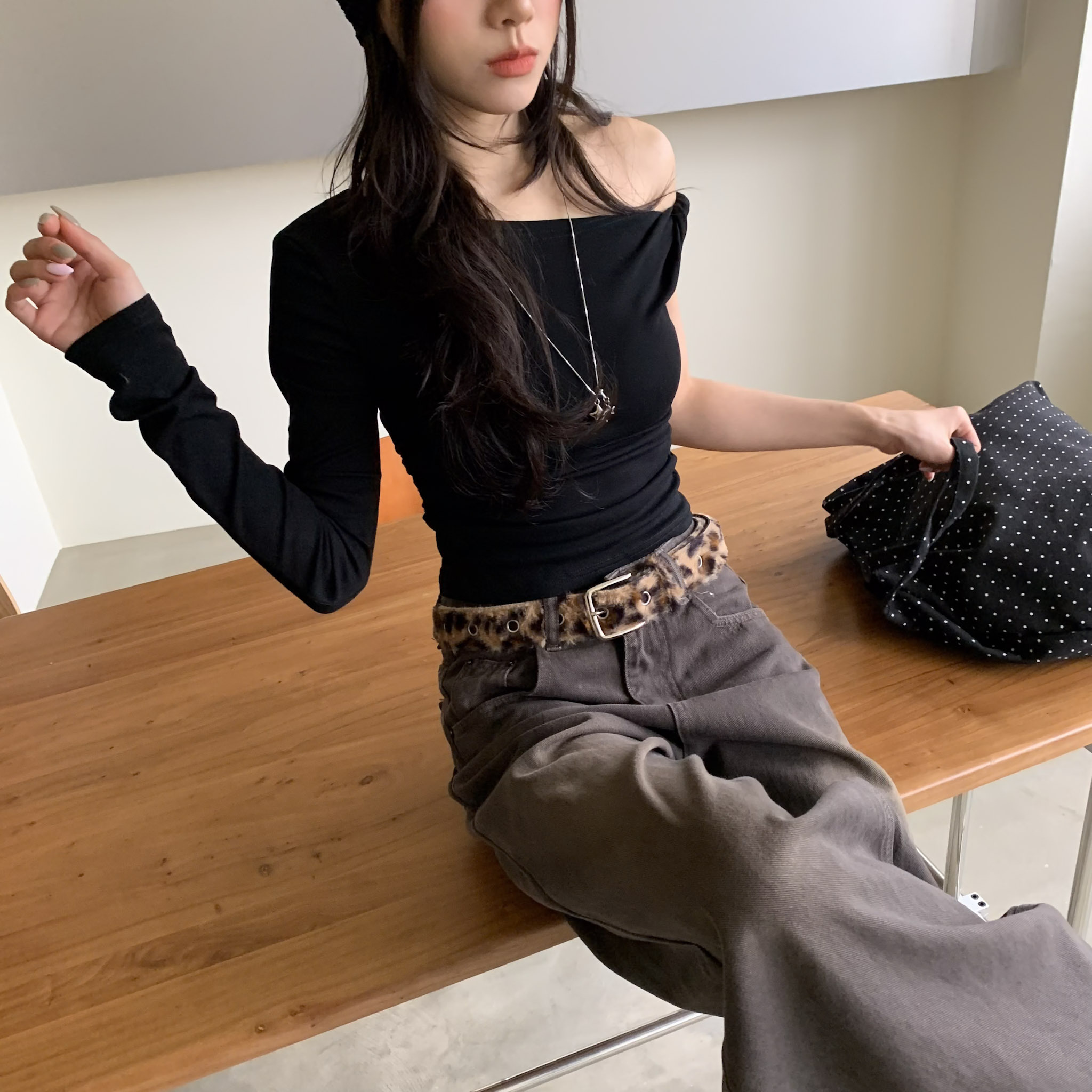 ISA_不對稱辣度! 單肩扭結設計感側抓皺上衣_63026