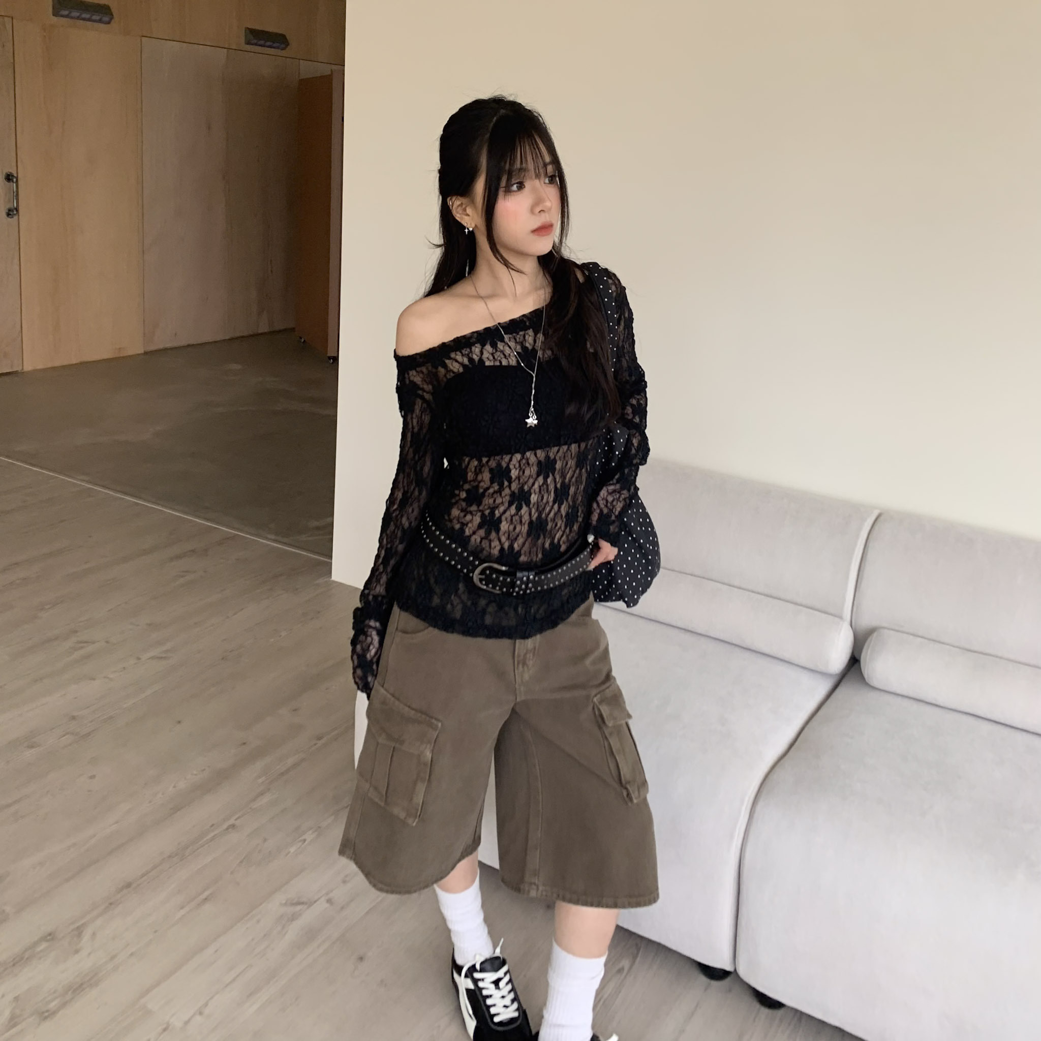 ISA_Bloom Boom 透肌感小花蕾絲斜肩上衣_63028