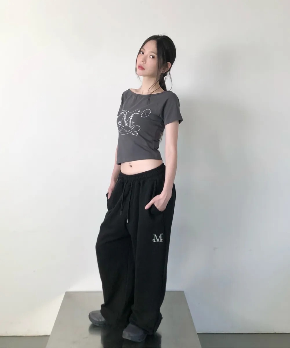 <滿千免運🛒>Mucent 單肩 水鑽 Logo 短踢 水霧灰