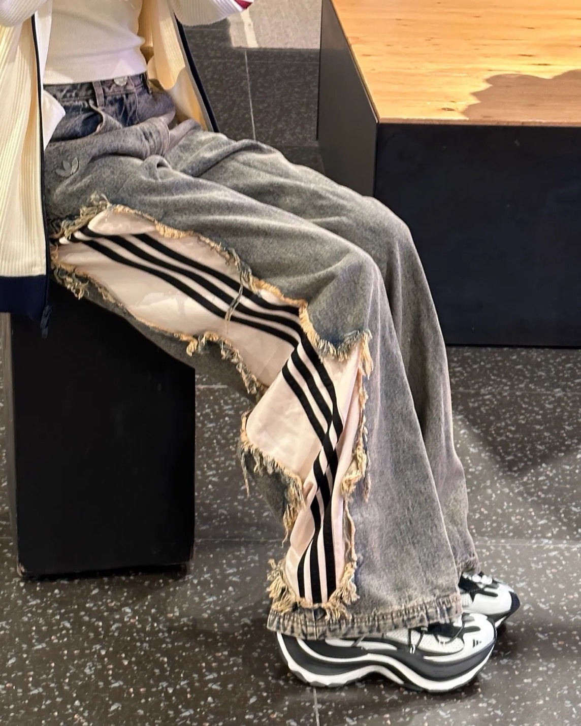 海外限定‼️ ADIDAS ORIGINALS ADILENIUM  磨毛 流蘇破壞牛仔 闊腿褲 二色