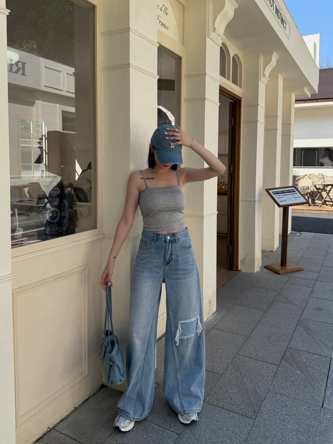 淺色系刷破造型牛仔寬褲