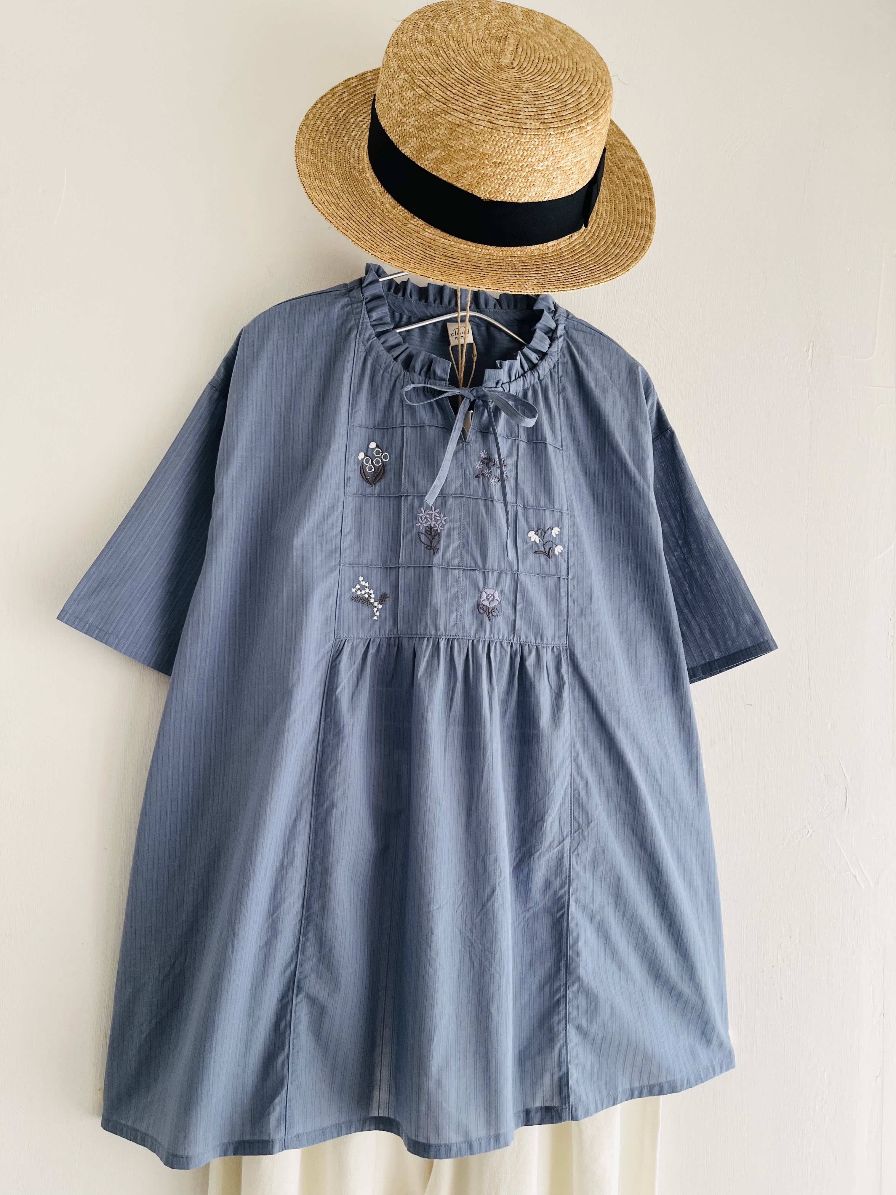 Cloud nine 藍色暗紋刺繡ruffle領top