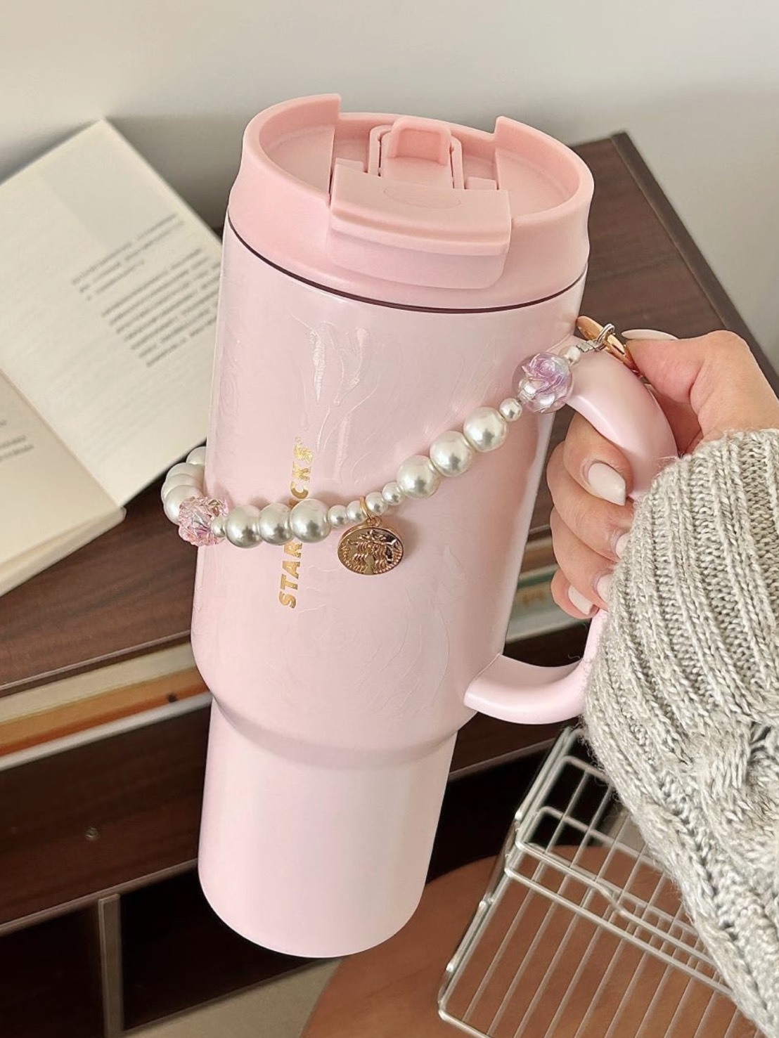 2026春季新款 STARBUCKS 玫瑰浮雕 雙飲口 冰壩杯 附珍珠掛飾 1180ML