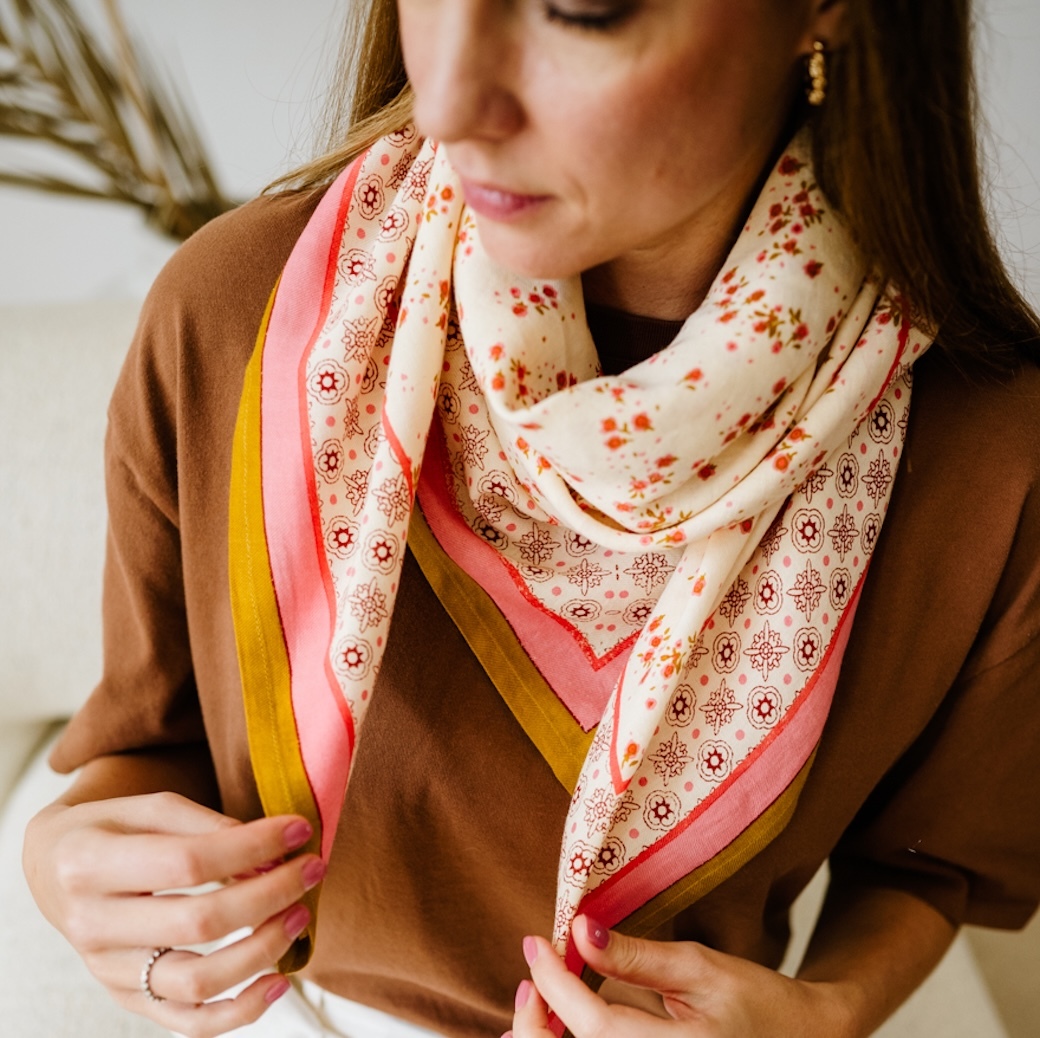 怡琪花瓣粉 | 領巾