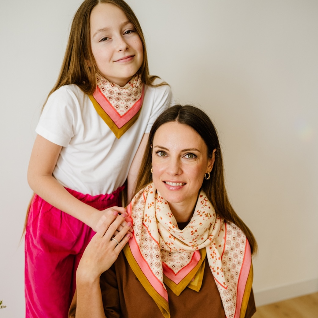 怡琪花瓣粉 | 領巾