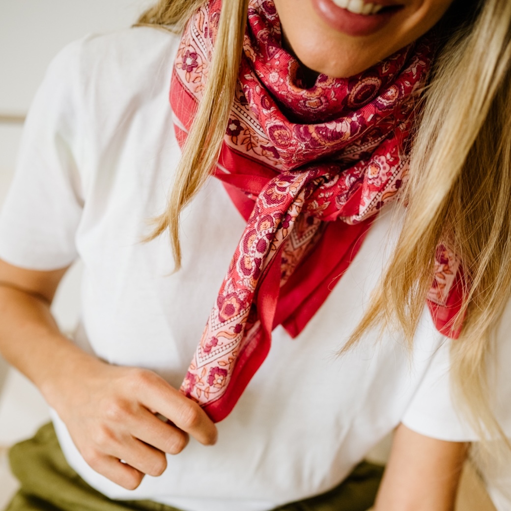 加爾達覆盆子紅 | 領巾