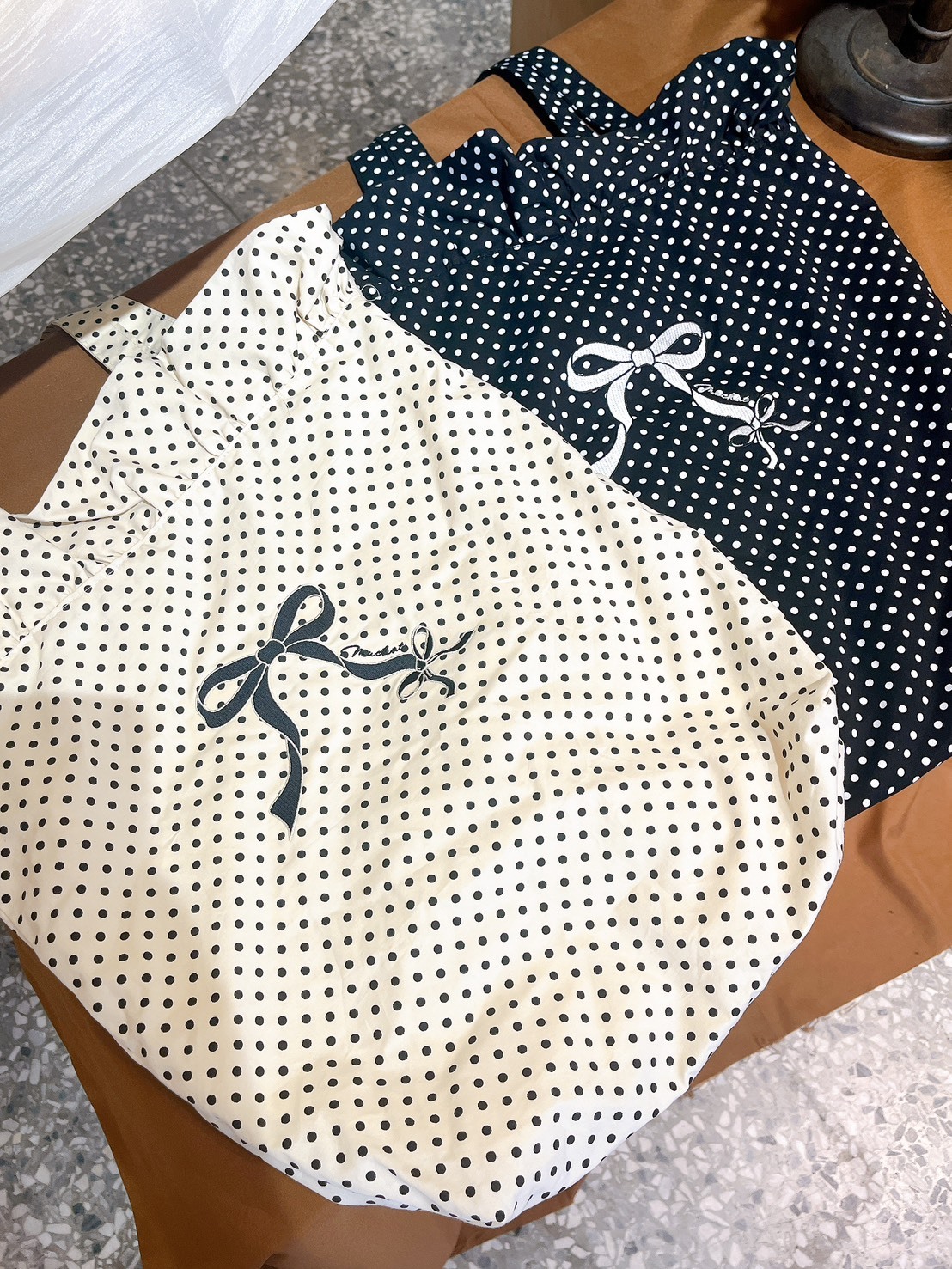 0312隱藏款。MUCHAT手作刺繡蝶結點點捲邊手提袋 (兩色)