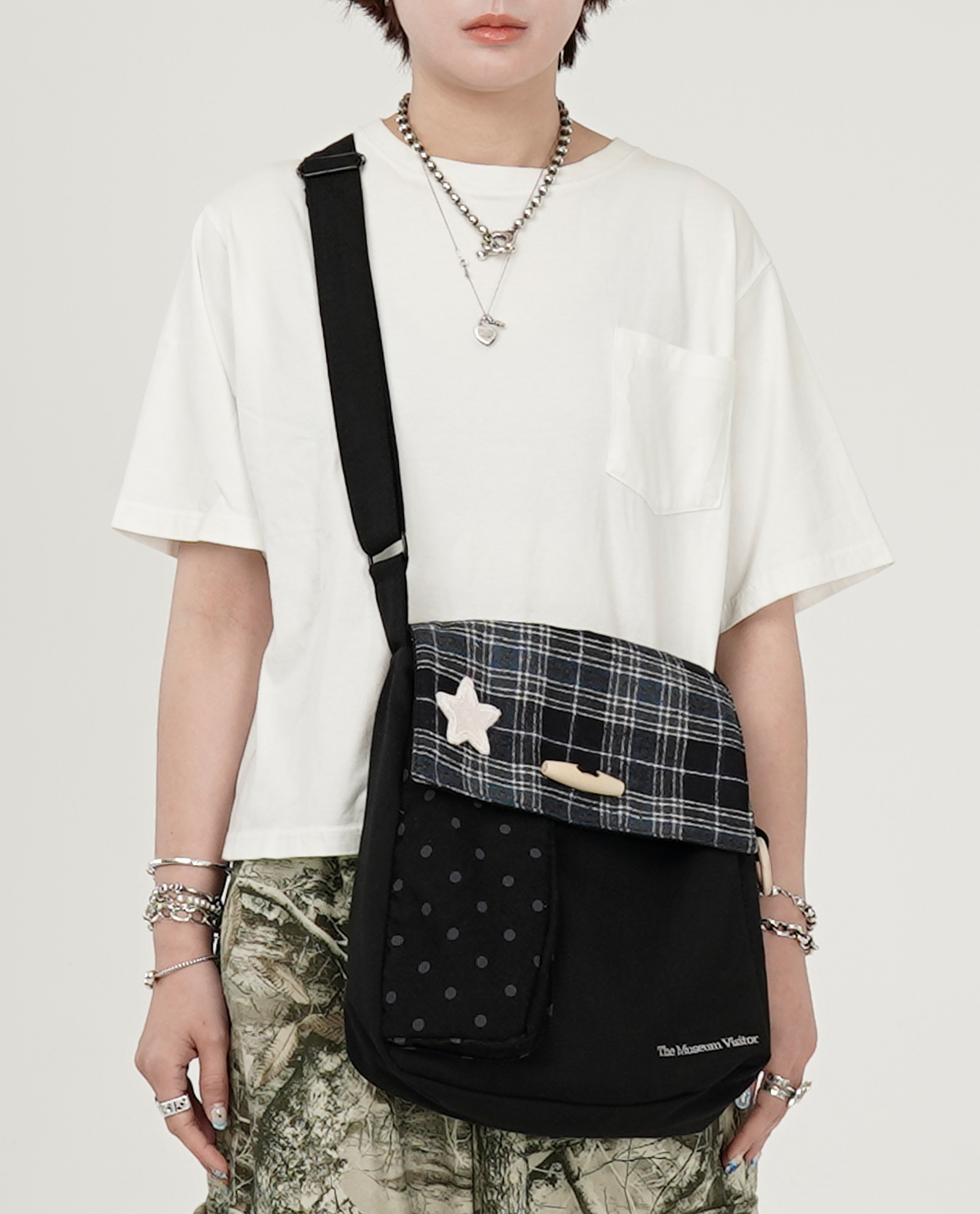 THE MUSEUM VISITOR PATCH ARTWORK TOGGLE MINI CROSS BAG - 26SS