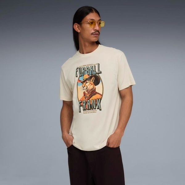 PUMA 短T 流行系列 米色 貓牛仔 圖樣 寬鬆 短袖 T恤 男 63443487