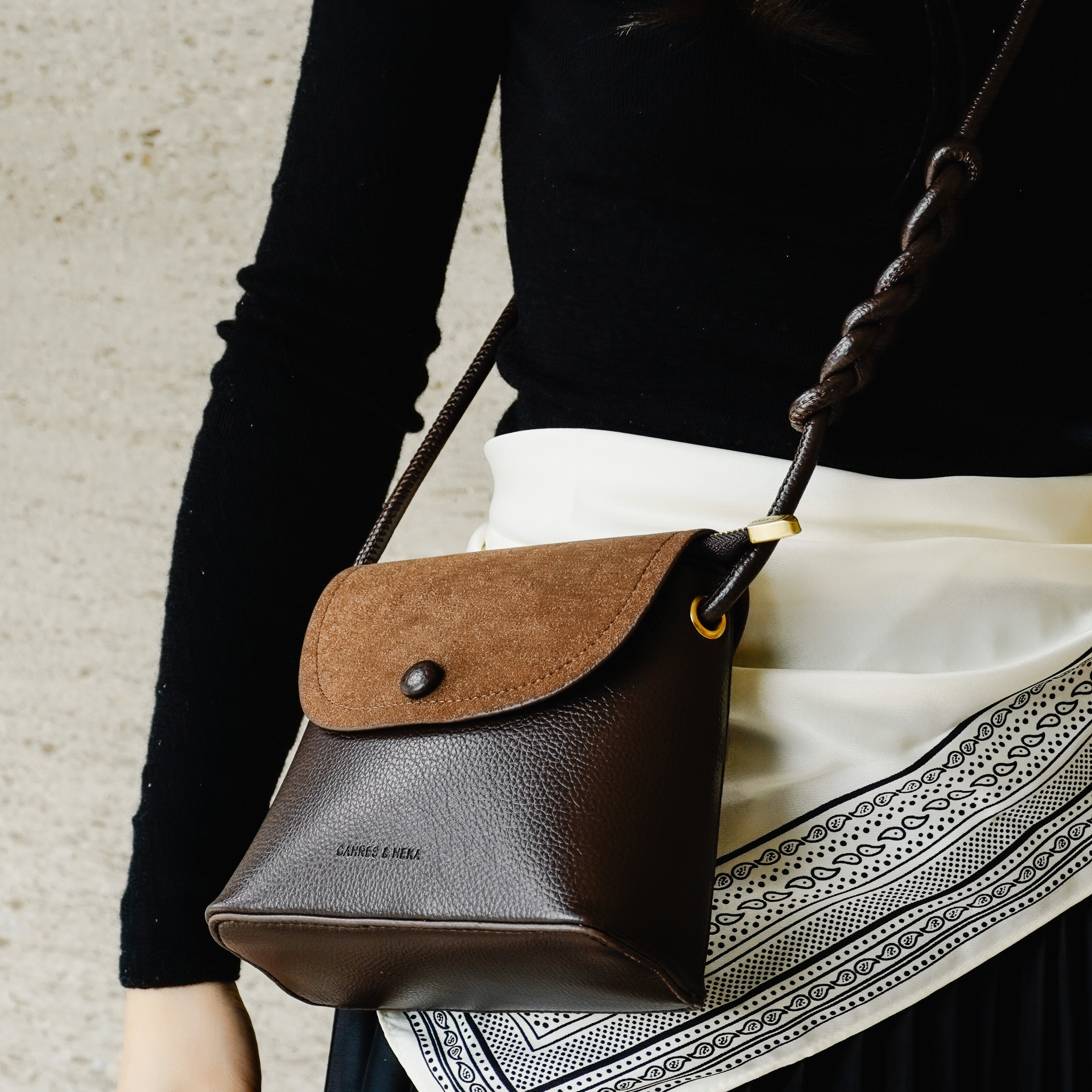 皮革拼接斜背小方包 兩色售