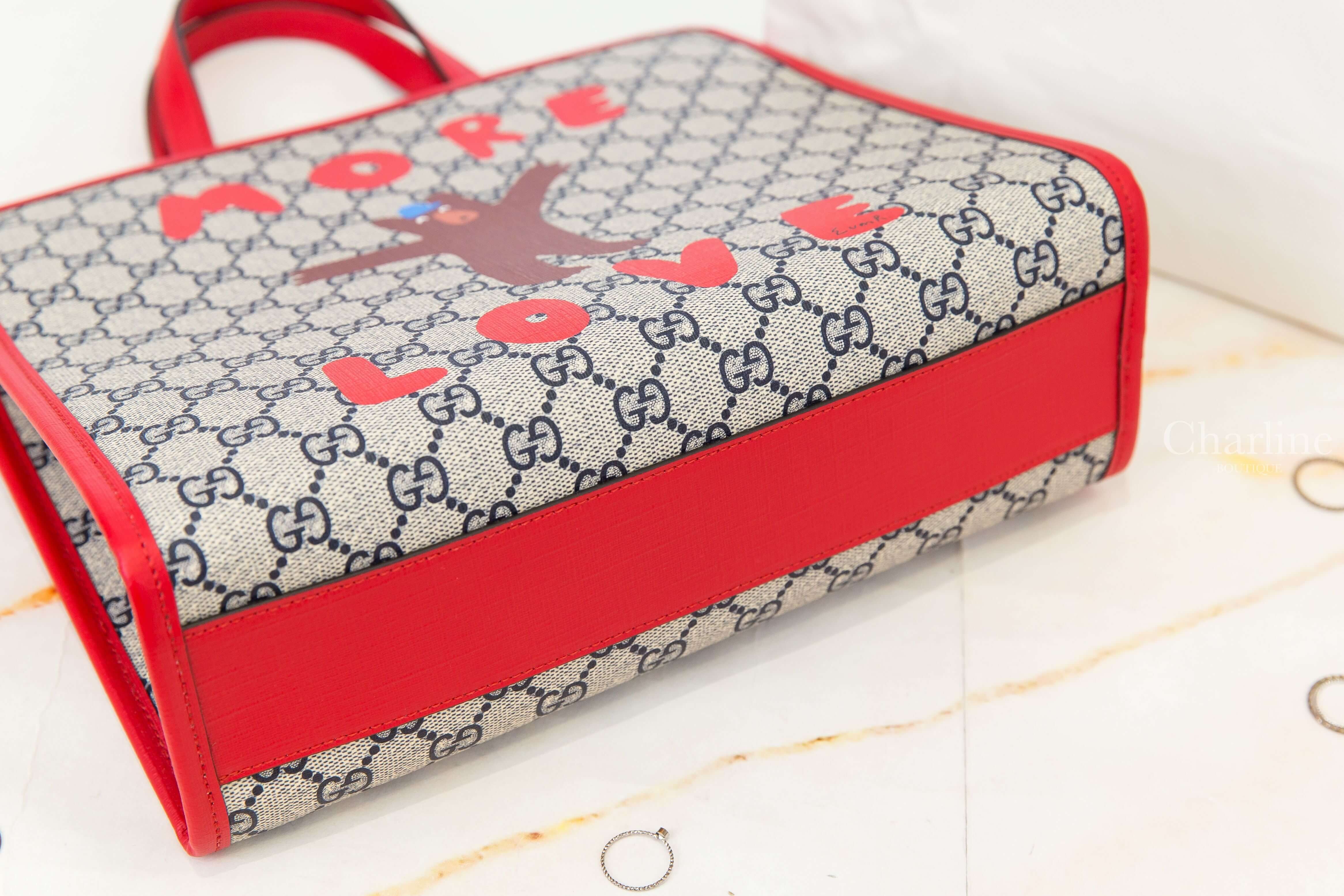 Gucci Children's GG Tote Bag With Print 米色/烏木色GG孩童小熊紅色標語印花背面藍色立體字母帆布紅色滾邊提把托特包-Charline Boutique 精品代購