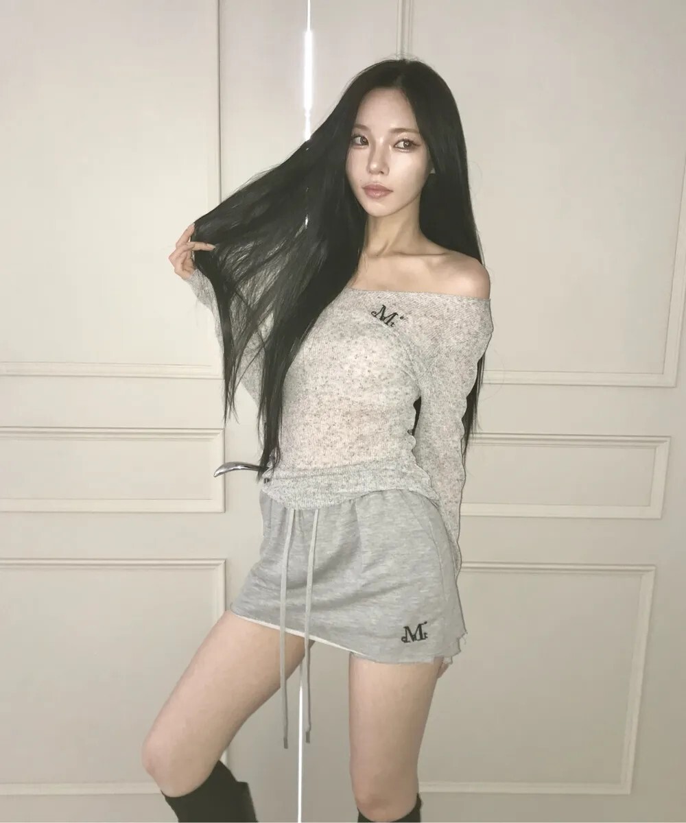 <滿千免運🛒> Mucent  小標 透視 V領針織衫