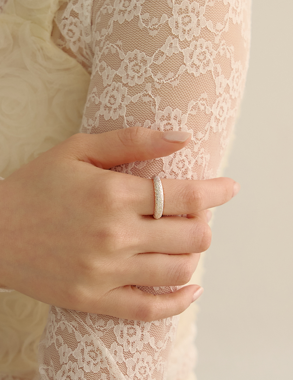 細緻凹凸紋理戒指