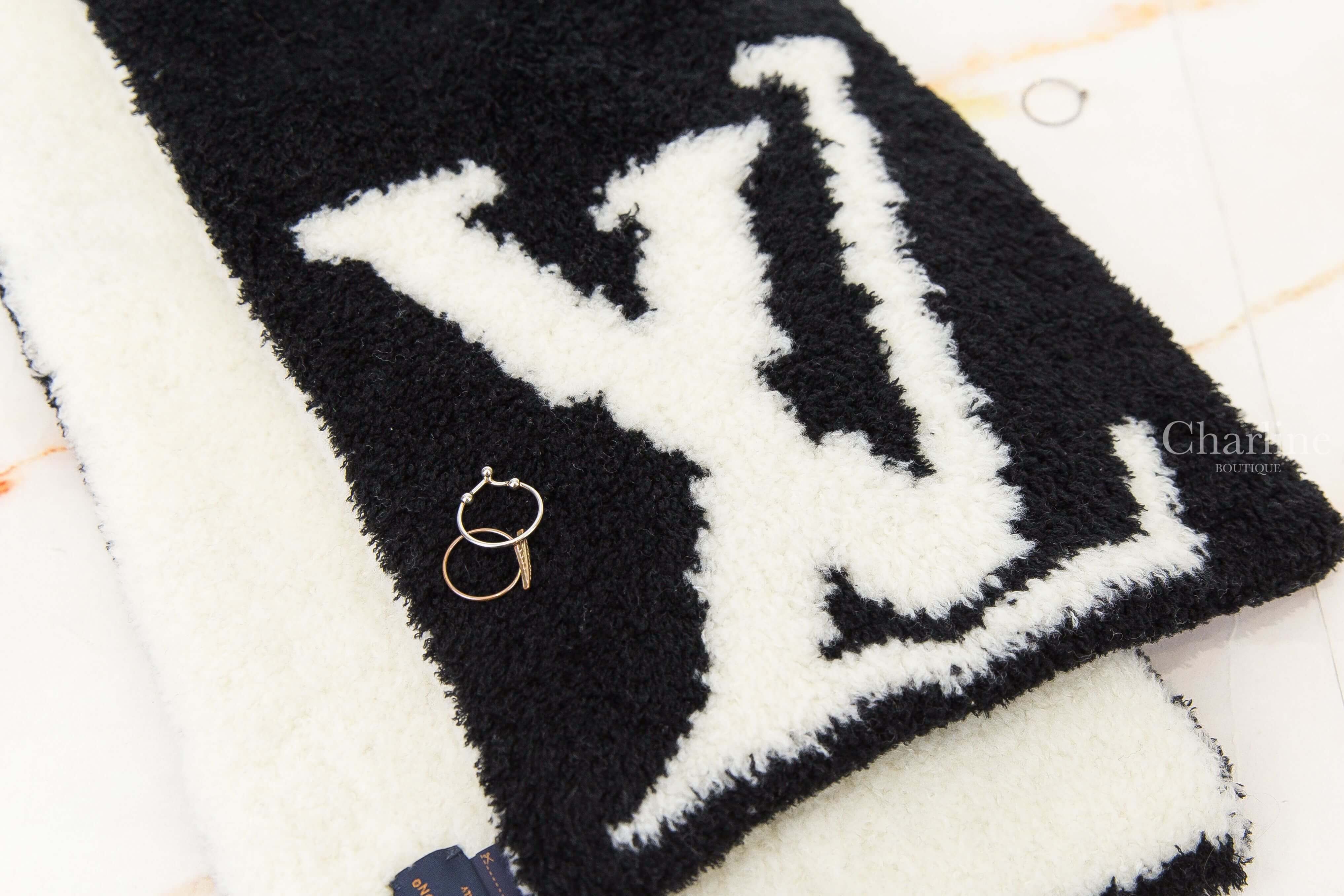 Louis Vuitton Comfy Scarf 黑底白色 Logo 交叉羊毛圍巾