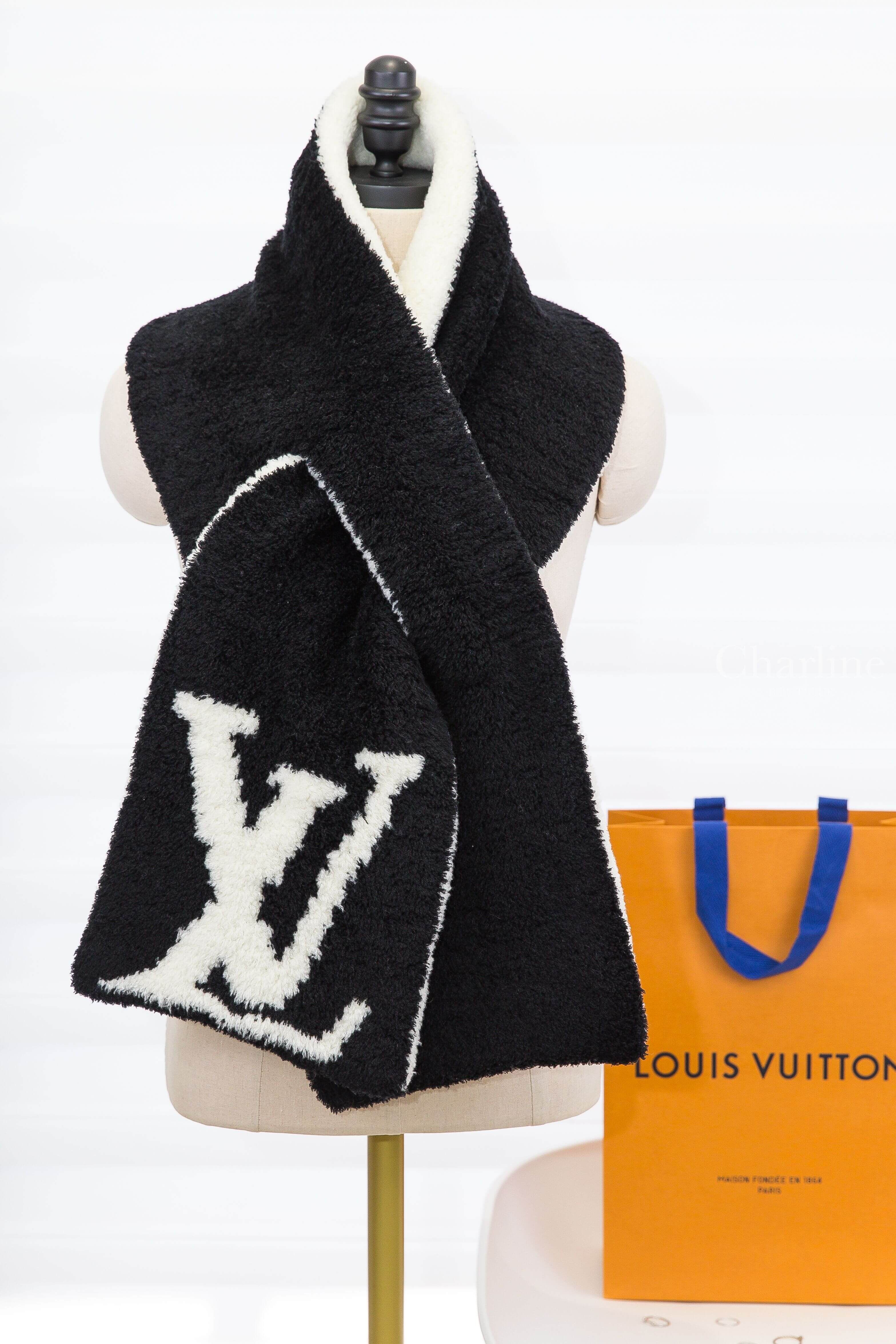 Louis Vuitton Comfy Scarf 黑底白色 Logo 交叉羊毛圍巾-Charline Boutique 精品代購