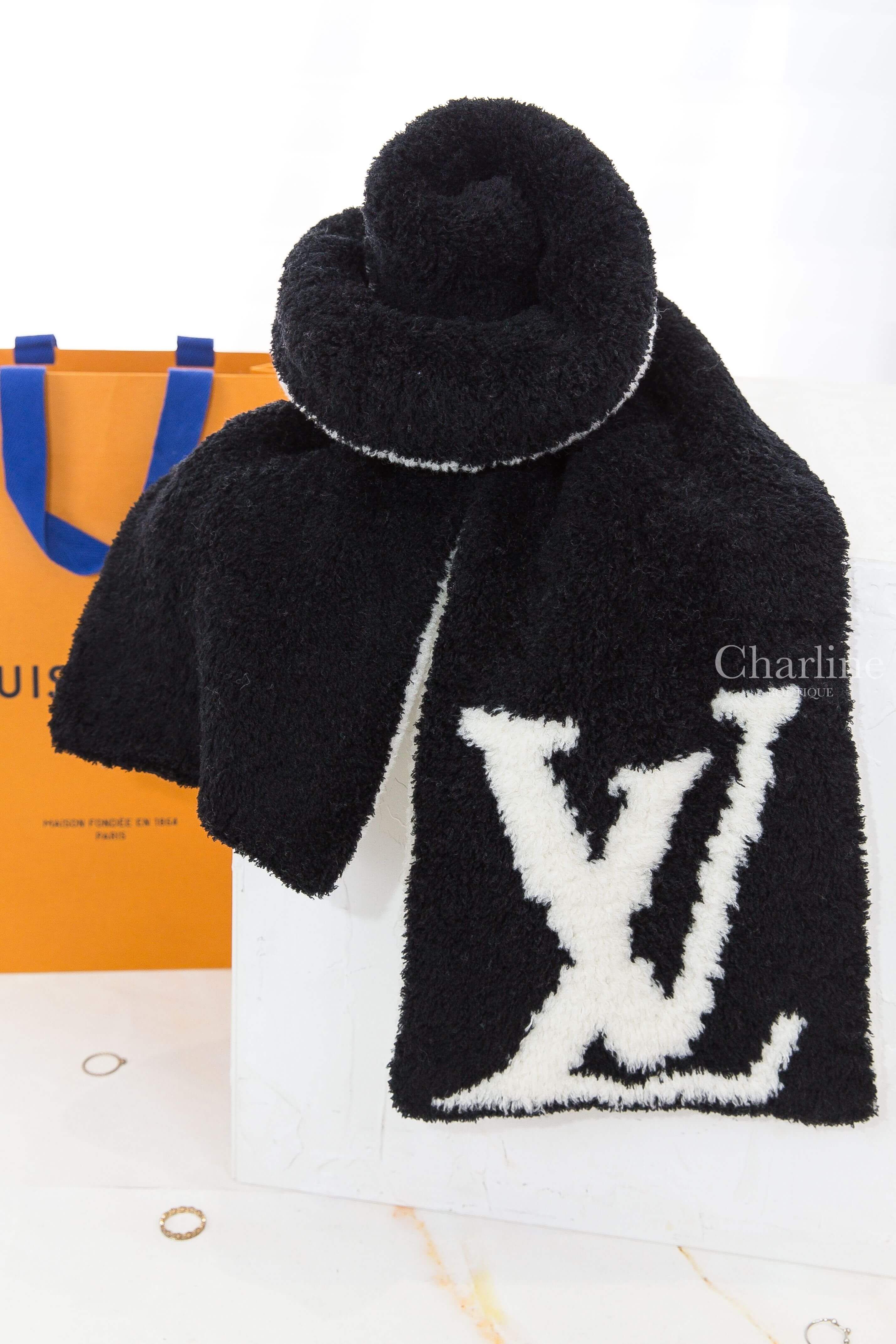 Louis Vuitton Comfy Scarf 黑底白色 Logo 交叉羊毛圍巾-Charline Boutique 精品代購