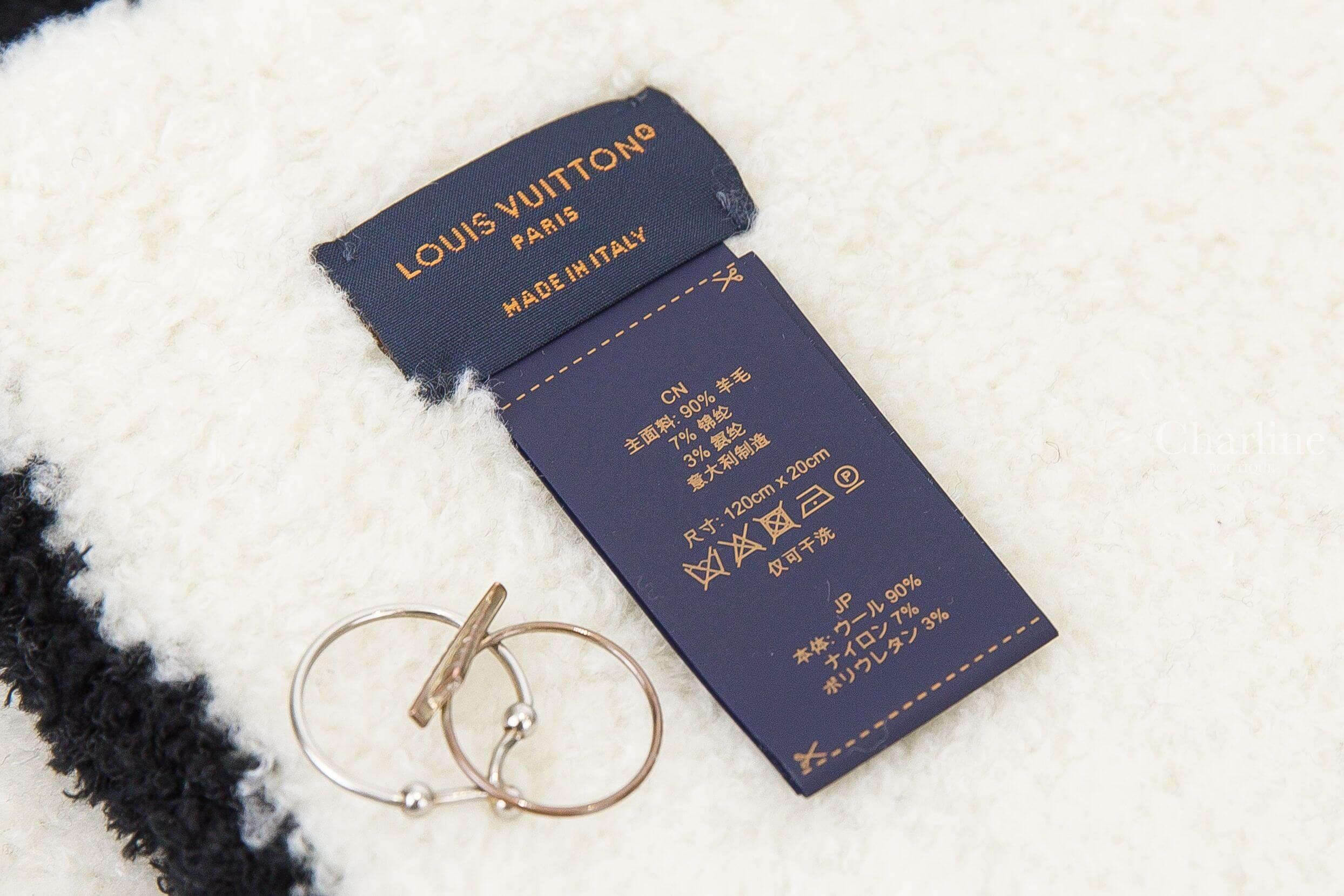 Louis Vuitton Comfy Scarf 黑底白色 Logo 交叉羊毛圍巾-Charline Boutique 精品代購