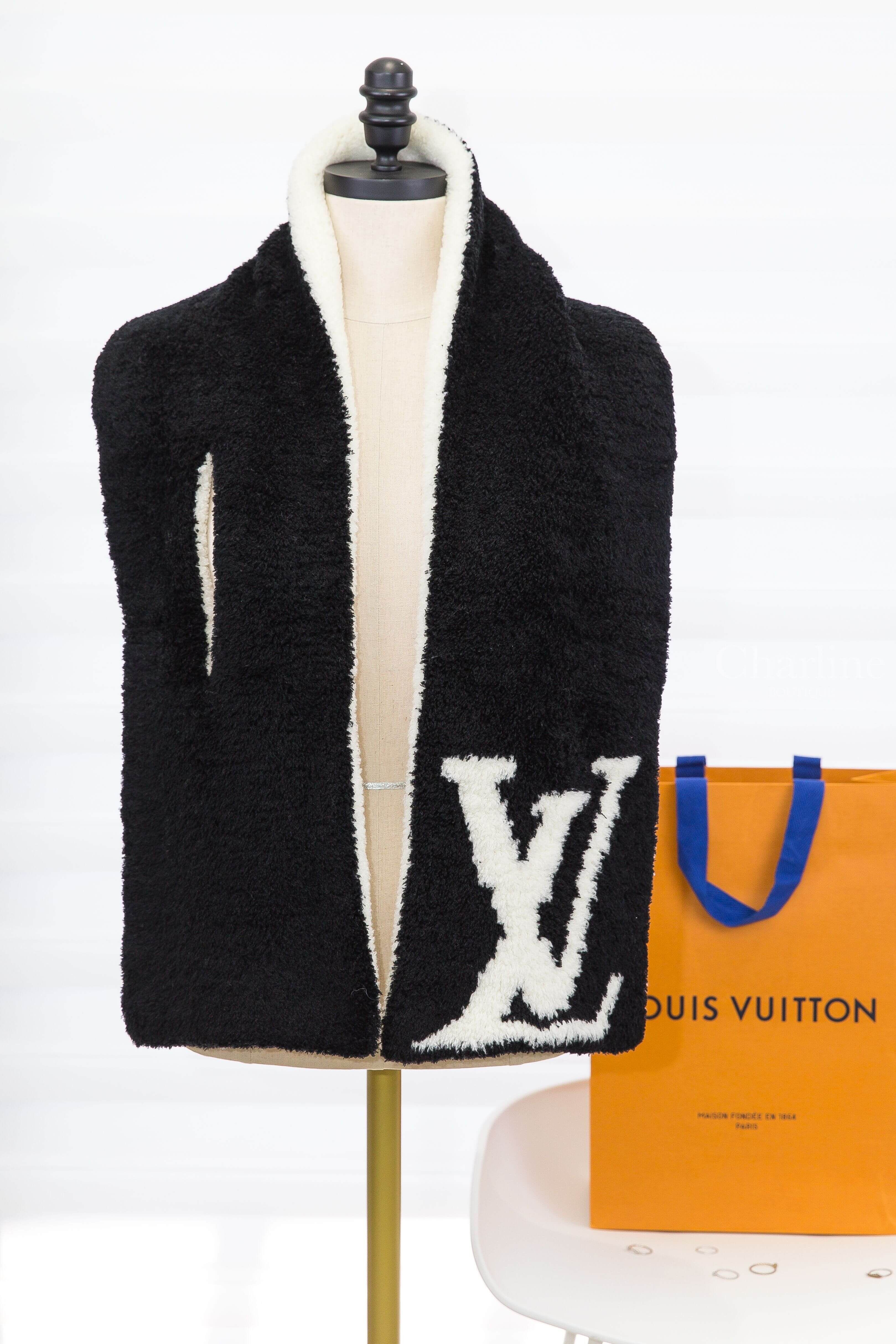 Louis Vuitton Comfy Scarf 黑底白色 Logo 交叉羊毛圍巾-Charline Boutique 精品代購