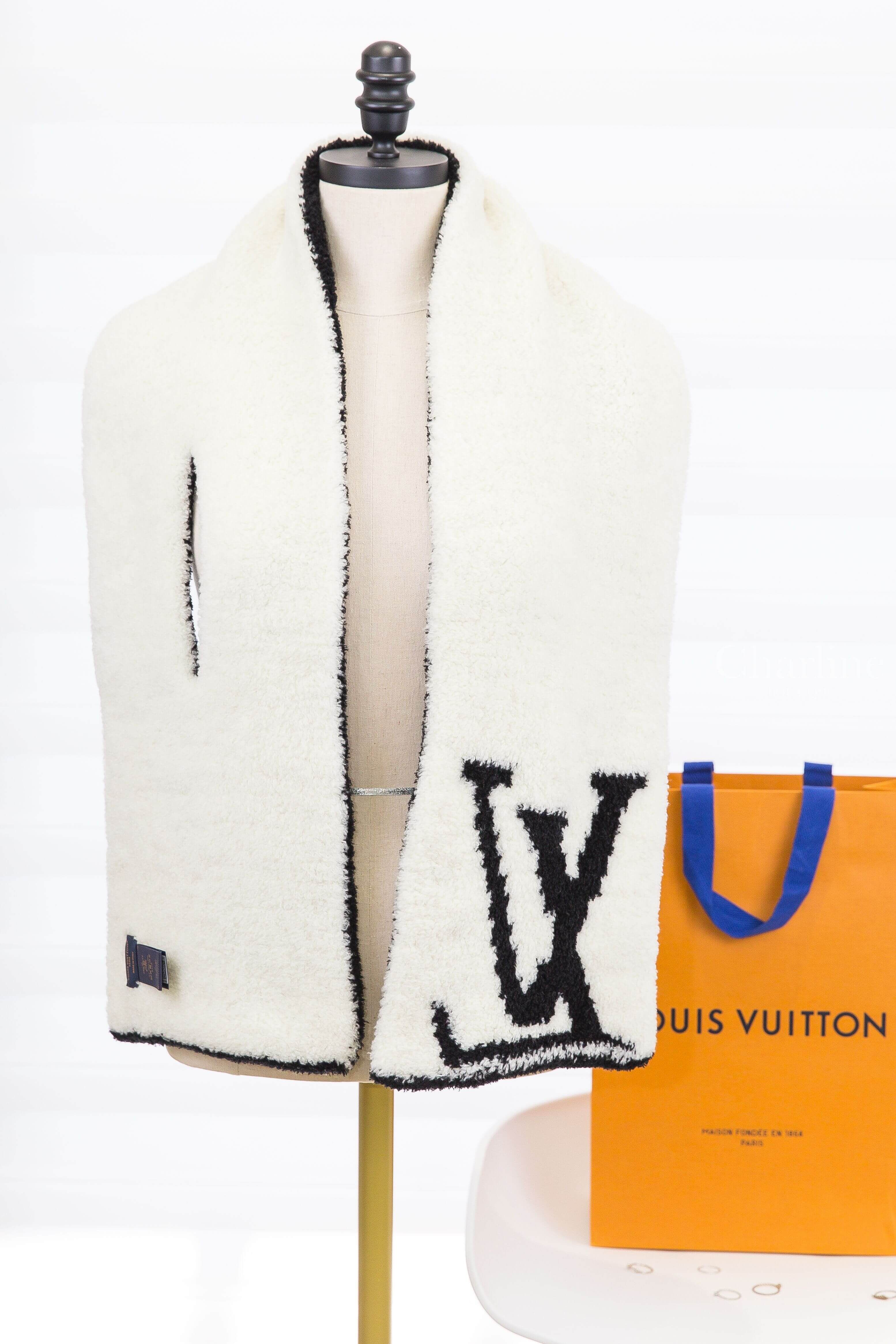 Louis Vuitton Comfy Scarf 黑底白色 Logo 交叉羊毛圍巾-Charline Boutique 精品代購
