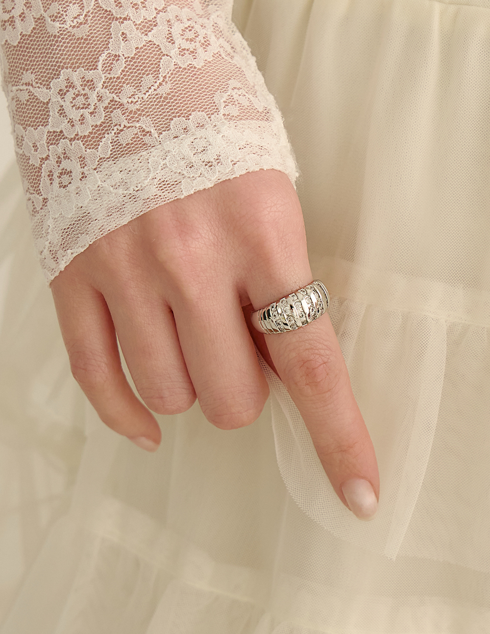 直紋鋯石寬戒指