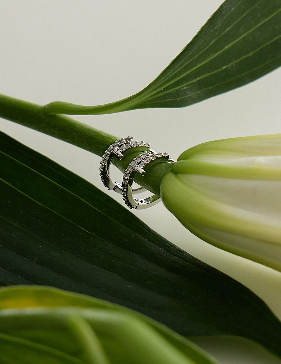 雙層交錯鋯石。針式耳環