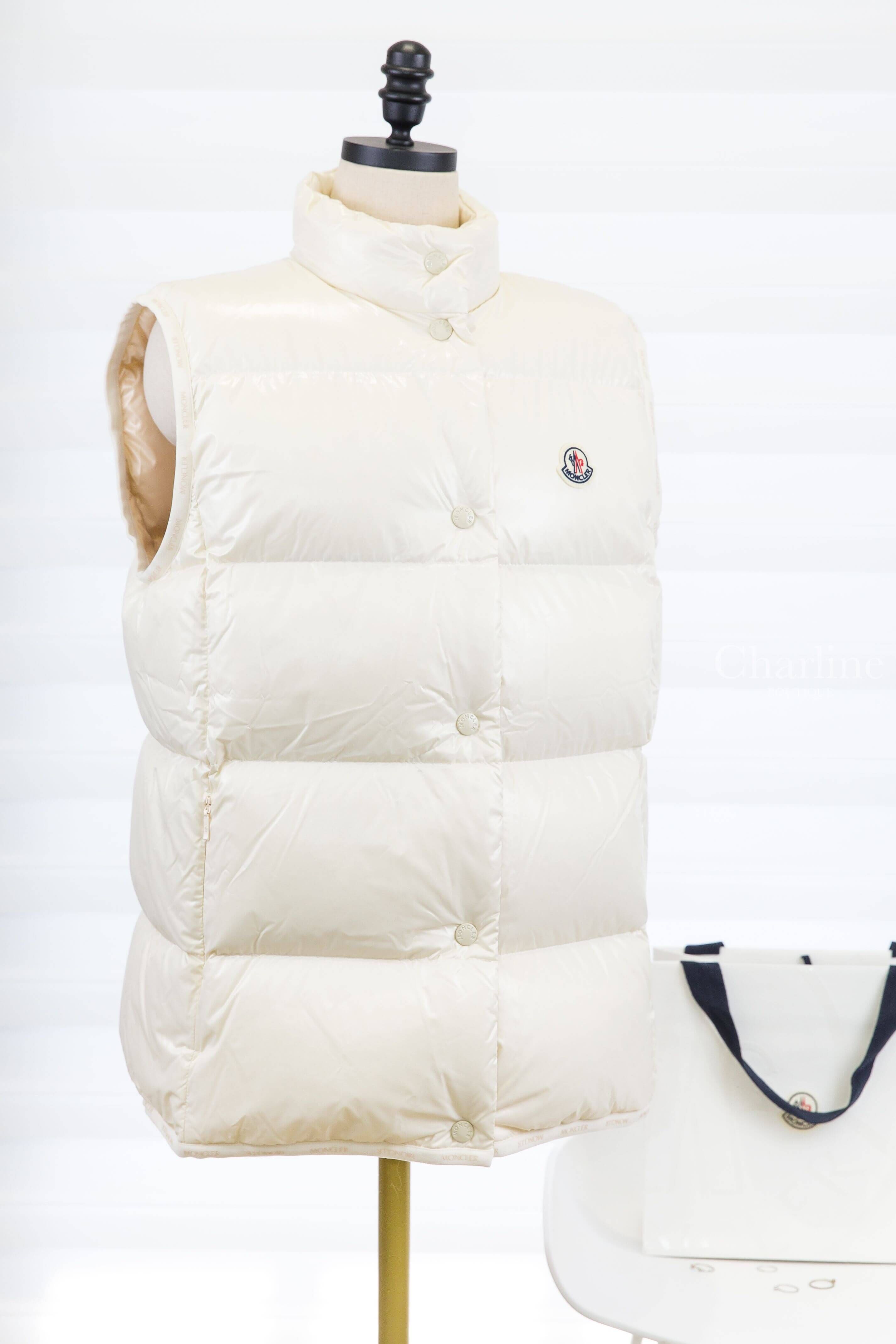 Moncler Badia Down Gilet 白色小立領奶茶色內裡白色圓釦羽絨背心-Charline Boutique 精品代購