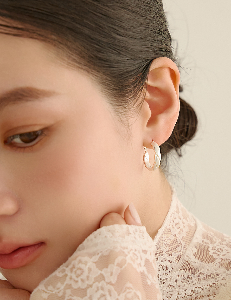 磨砂感扭繩。針式耳環