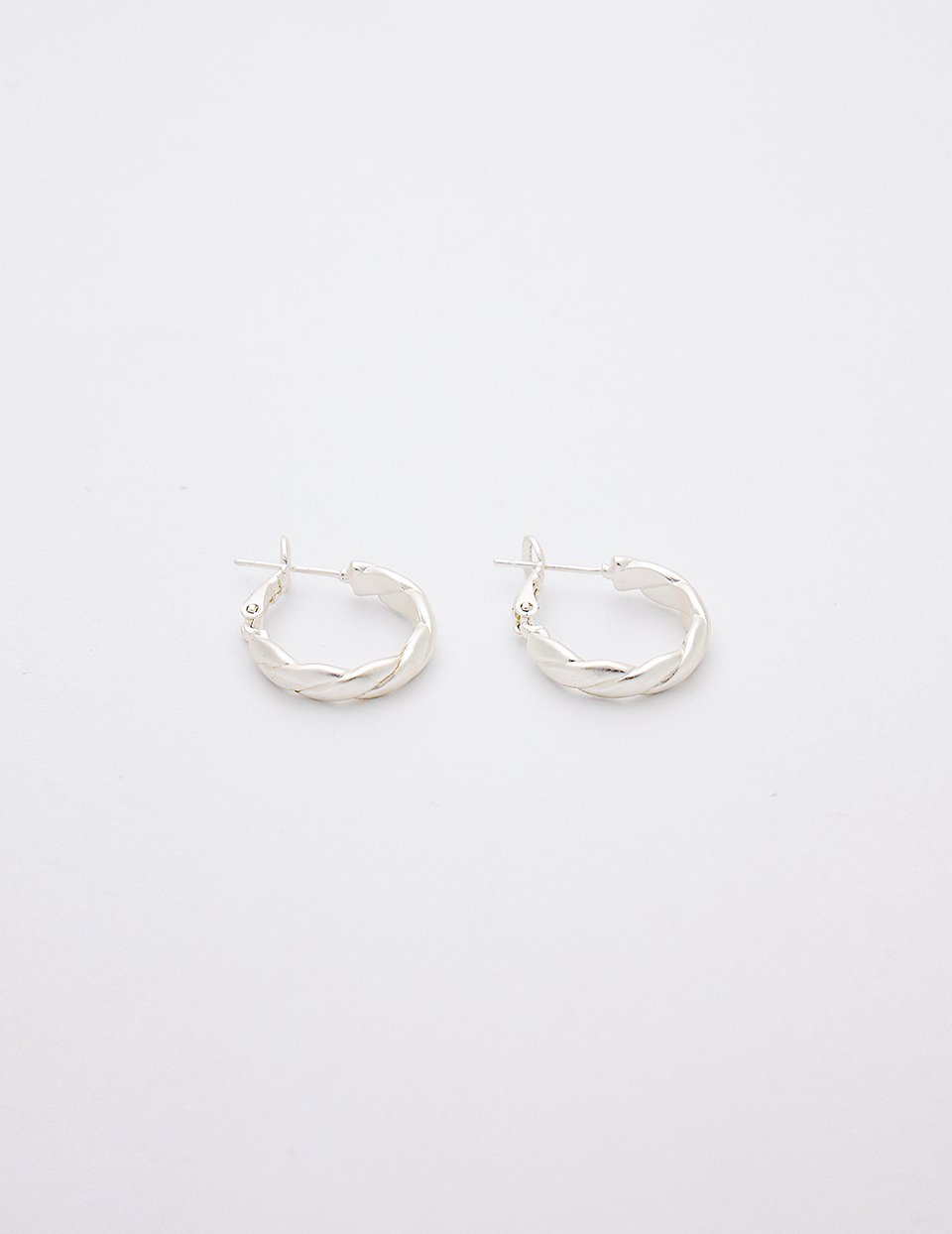 磨砂感扭繩。針式耳環