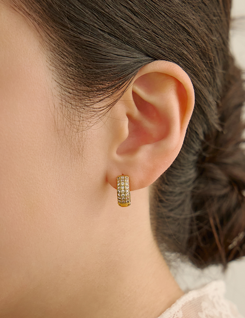 滿鑲鋯石。針式耳環