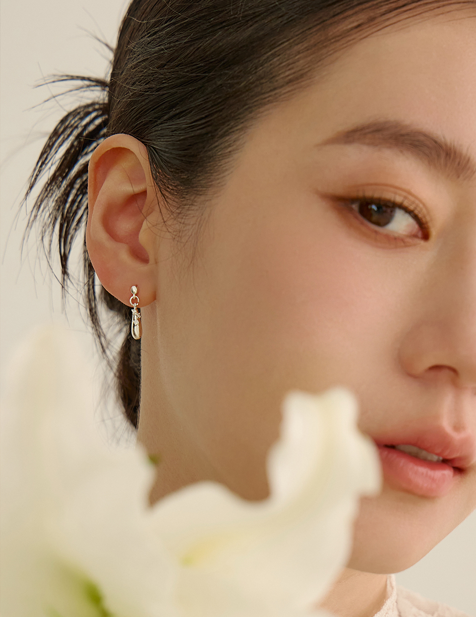 柔霧水滴鋯石。針式耳環