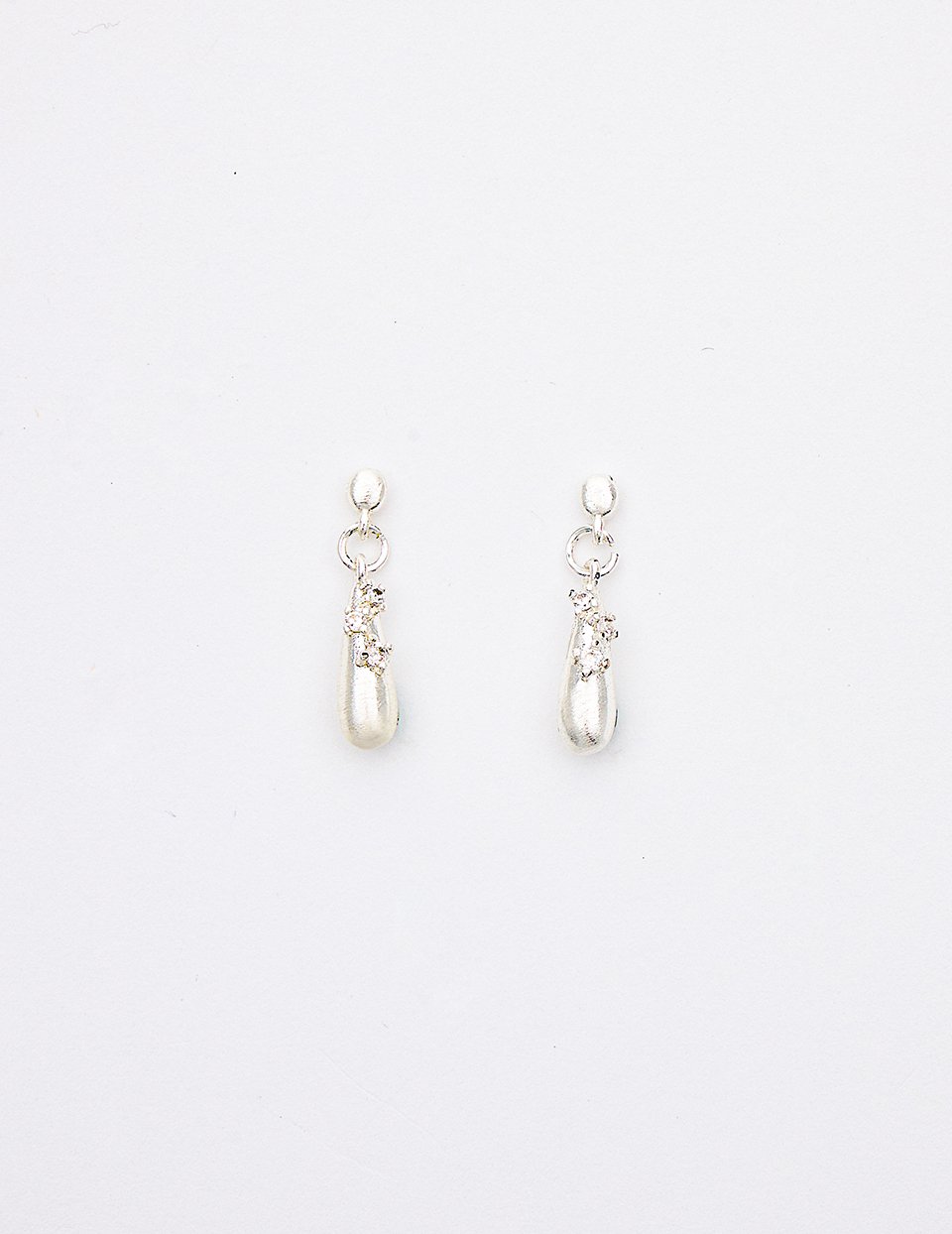 柔霧水滴鋯石。針式耳環