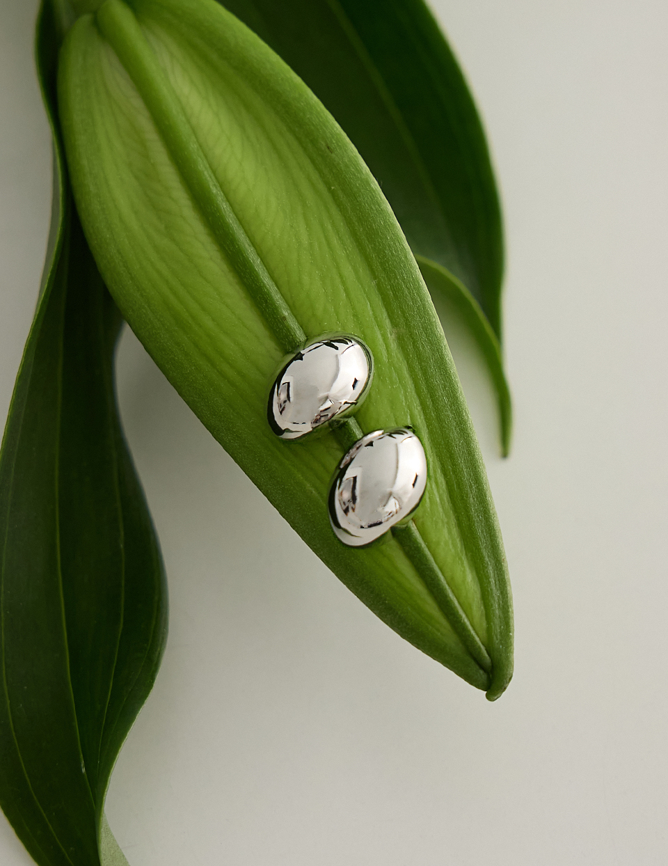 簡約光面豆豆。針式耳環